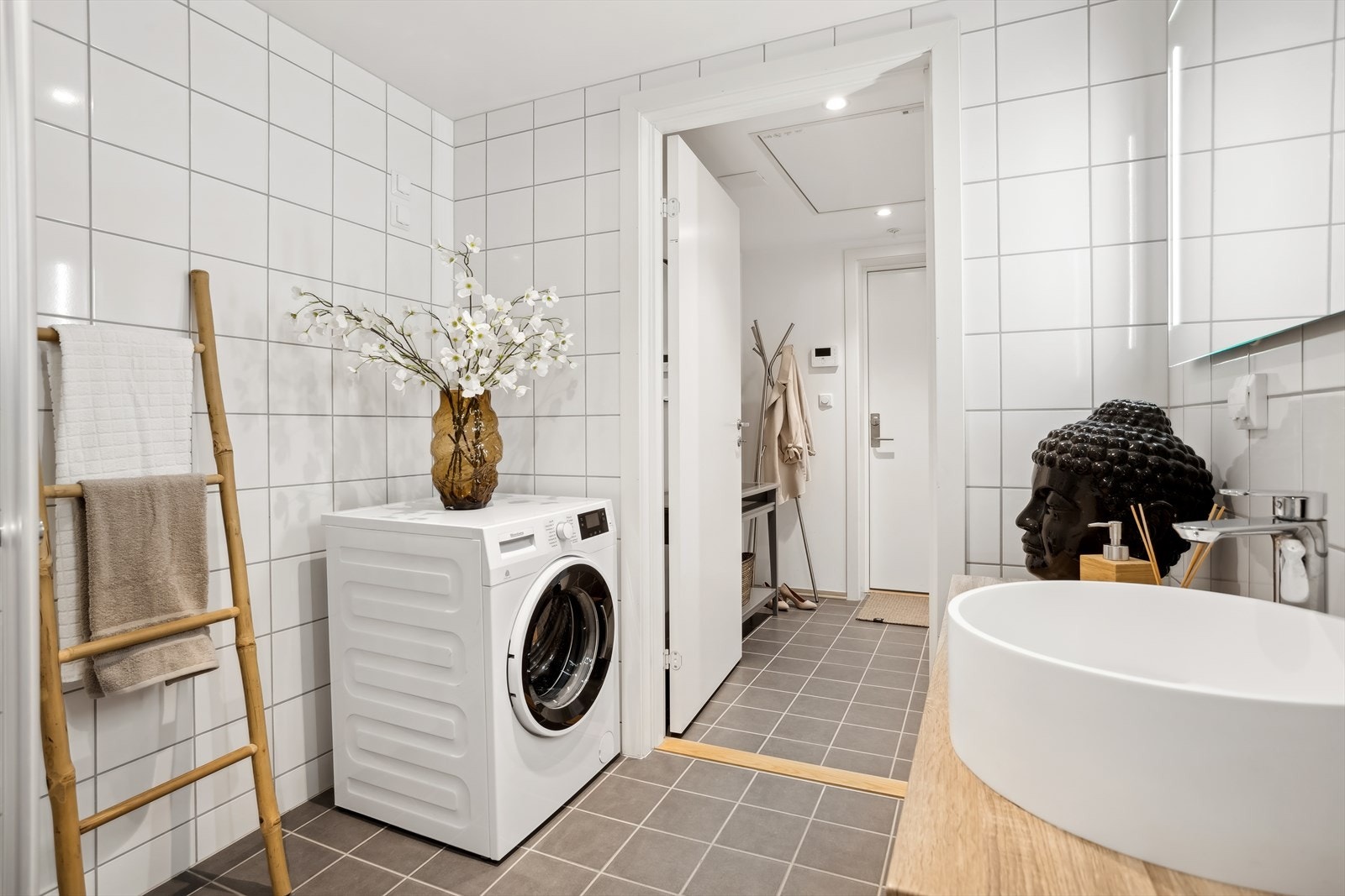 På badet er det opplegg til vaskemaskin og tørketrommel Galleribilde