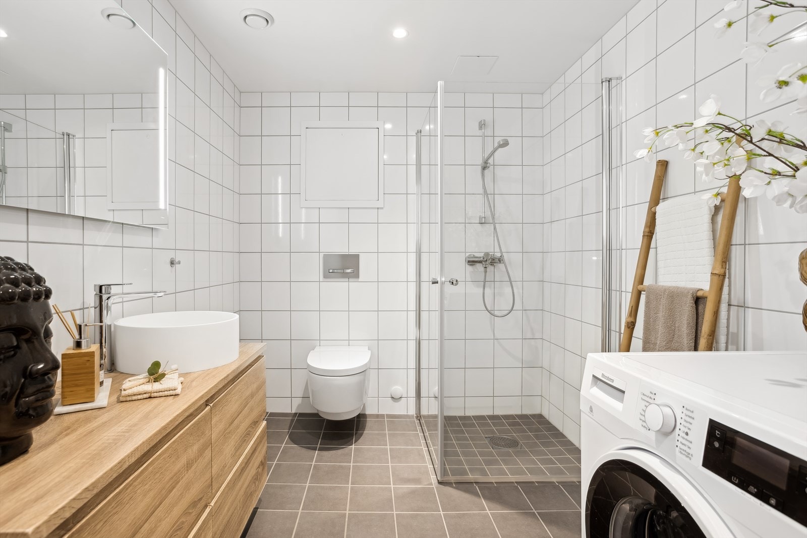Helfliset bad med varmekabler og Geberit Aqua toalett Galleribilde