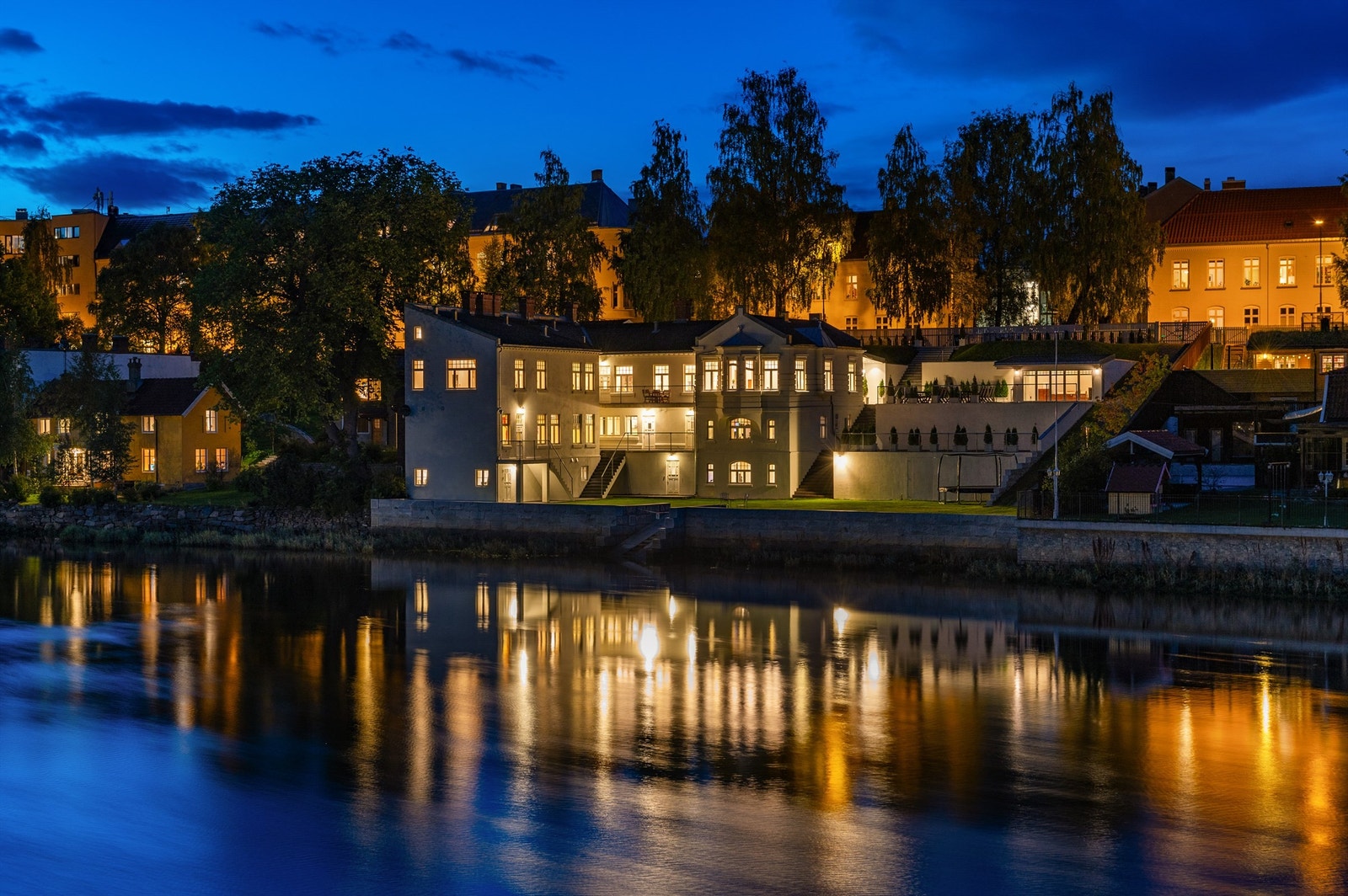 Stor, eksklusiv eiendom med beliggenhet like ved Nidelven. Galleribilde