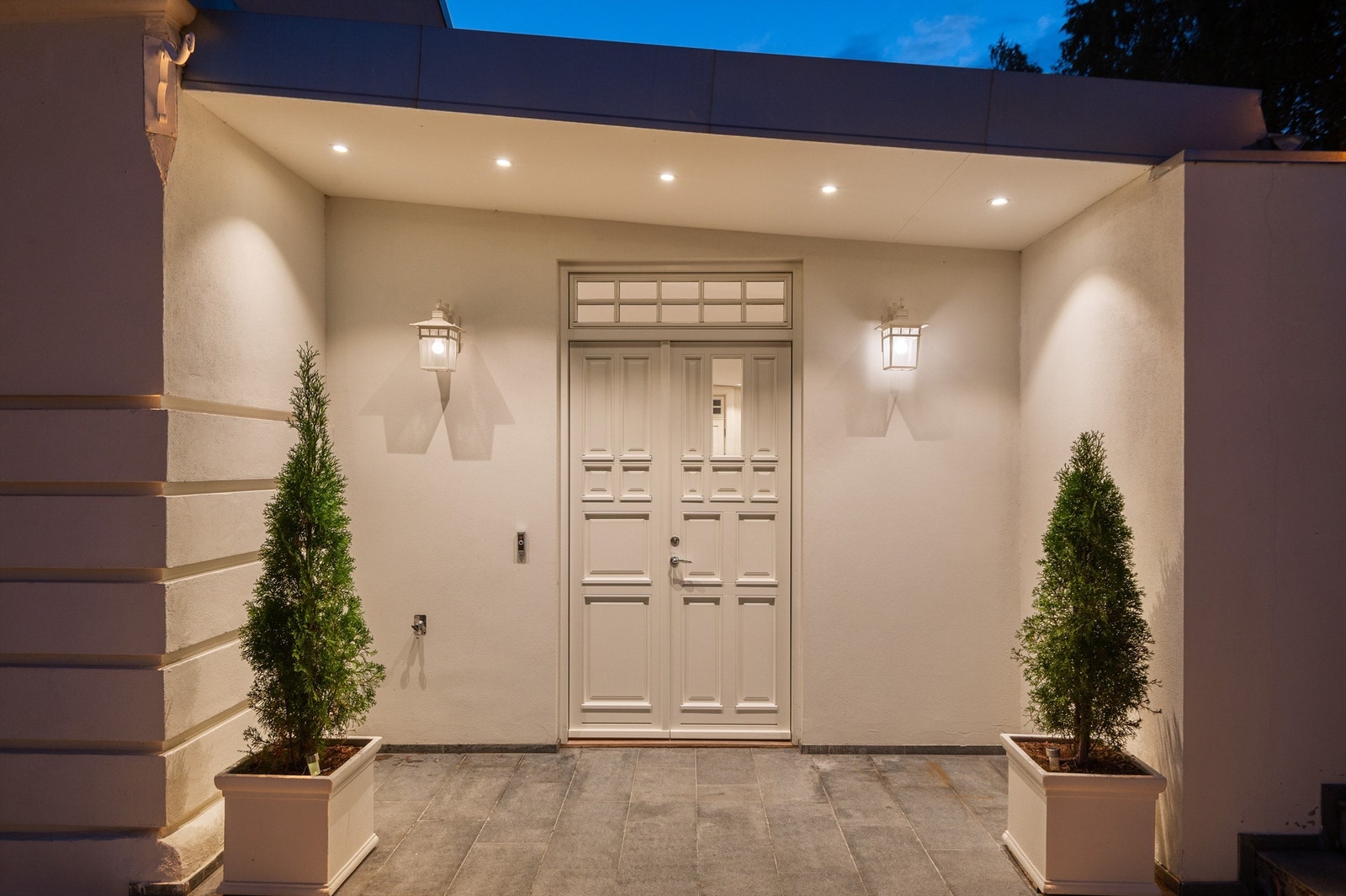 Boligen føyer seg inn i rekken av historiske eiendommer i en bydel med flott arkitekturhistorie, men skiller seg også ut fra nærliggende eiendommer med et massivt, herskapelig uttrykk. Galleribilde