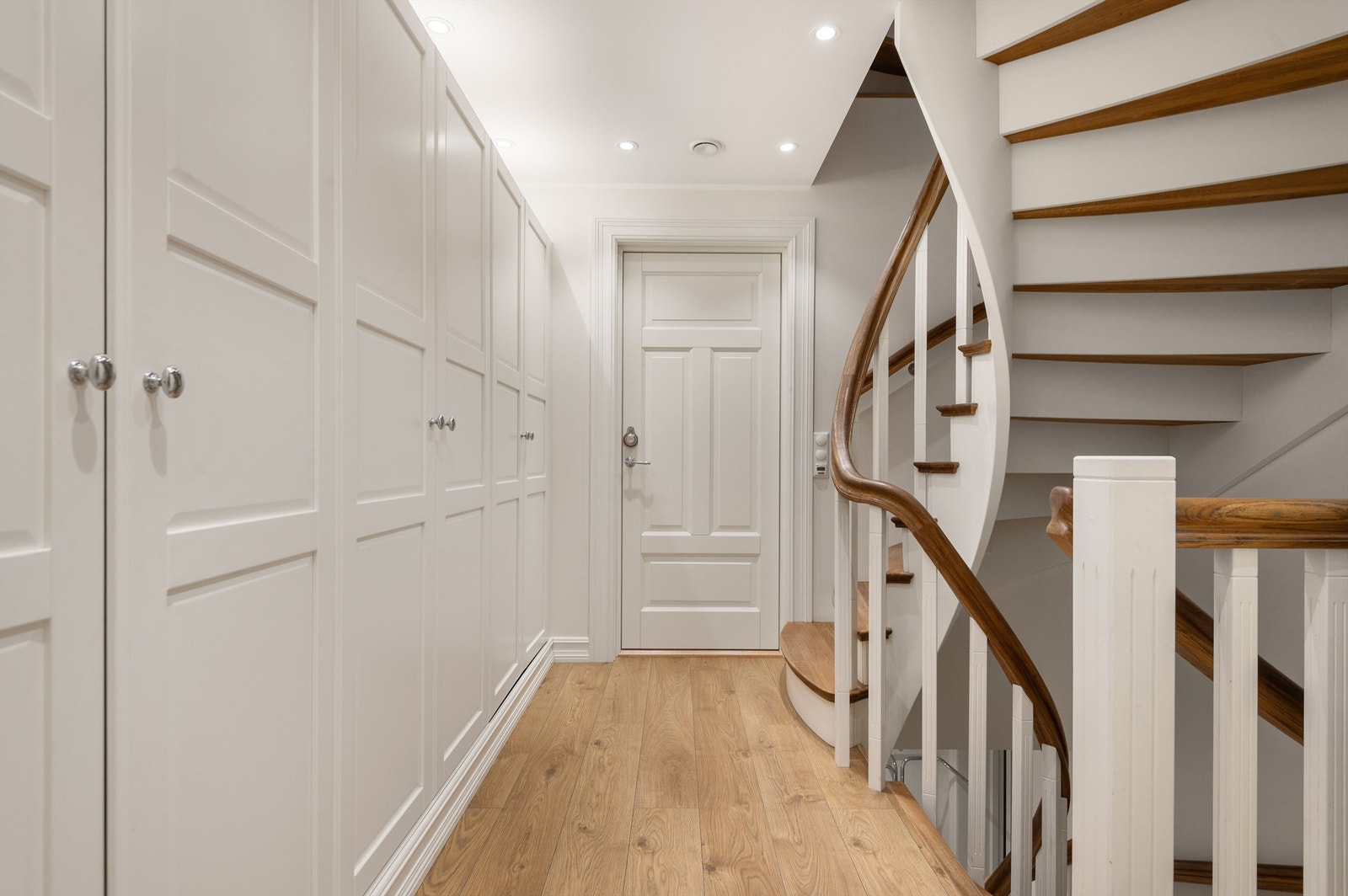 Det er generelt svært godt med skapplass i boligens tre etasjer. Galleribilde