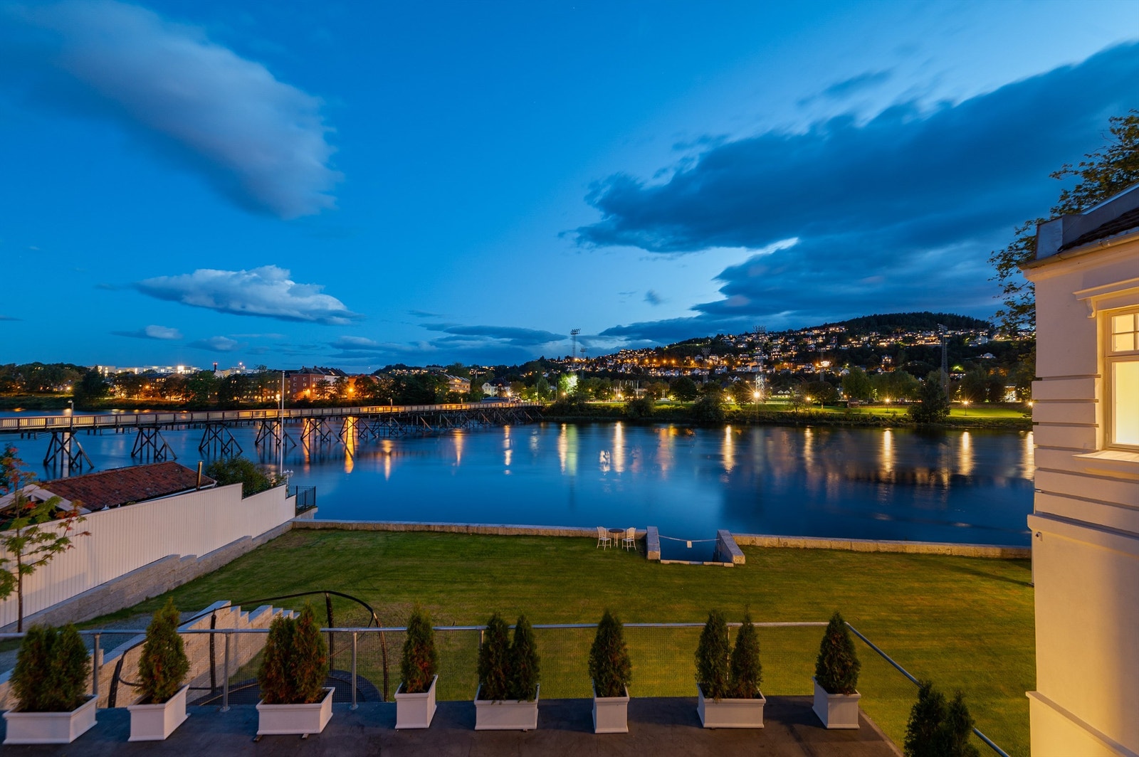 Eiendommen måler 1706 kvm og vender seg åpent mot Nidelven i sør. Galleribilde