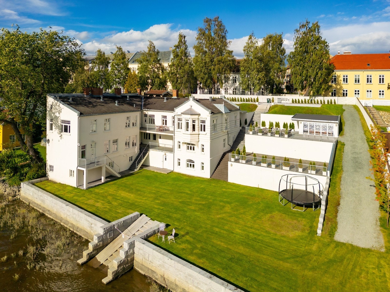 Nabolaget er et rolig og ærverdig strøk, der eldre, velbevarte bygninger og hus er en kjent karakter for hele bydelen. Galleribilde