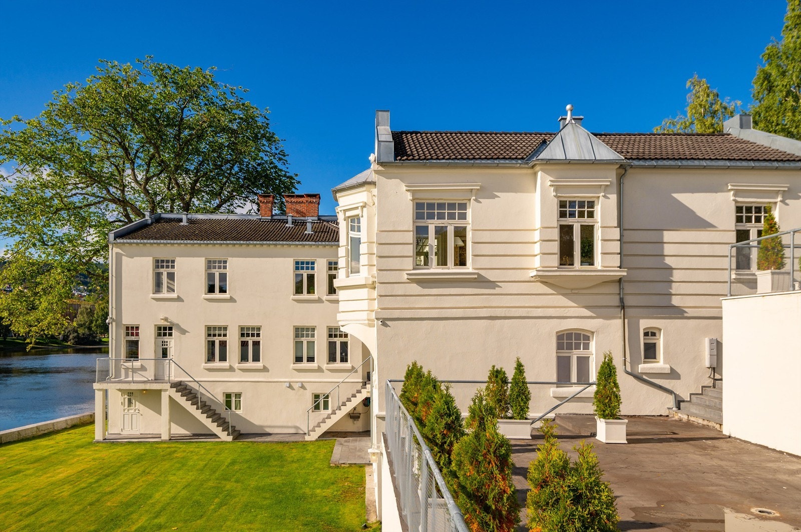 Det er foretatt en rekke endringer på eiendommen i forhold til godkjente byggetegninger og flere rom er ikke godkjent for varig opphold. Se salgsoppgavens punkt "ferdigattest/midlertidig brukstillatelse" for utfyllende informasjon. Galleribilde