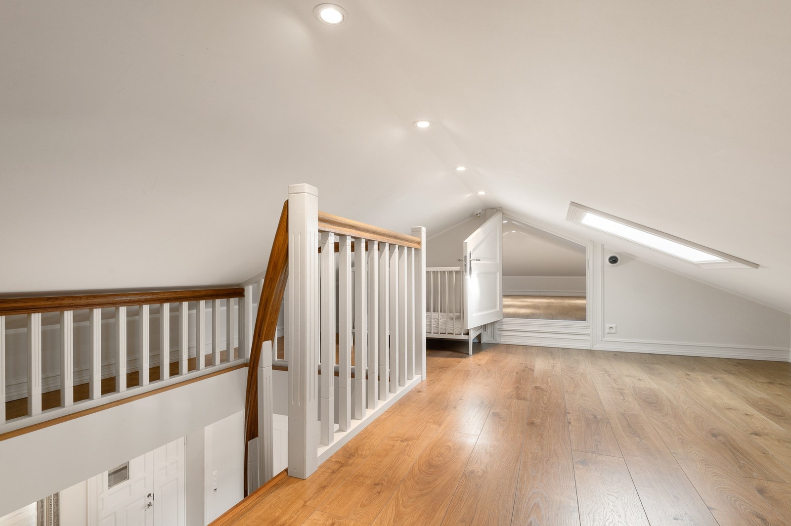 Loftsarealet er også pent innredet, til tross for lav takhhøyde. Galleribilde