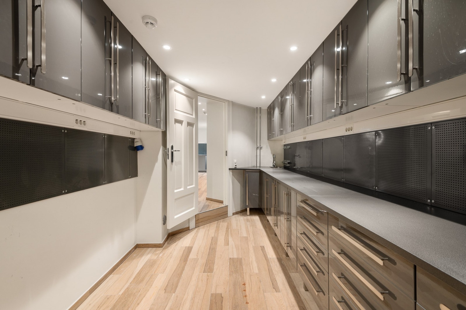 Kjelleretasjen er innredet med to verkstedrom. Galleribilde