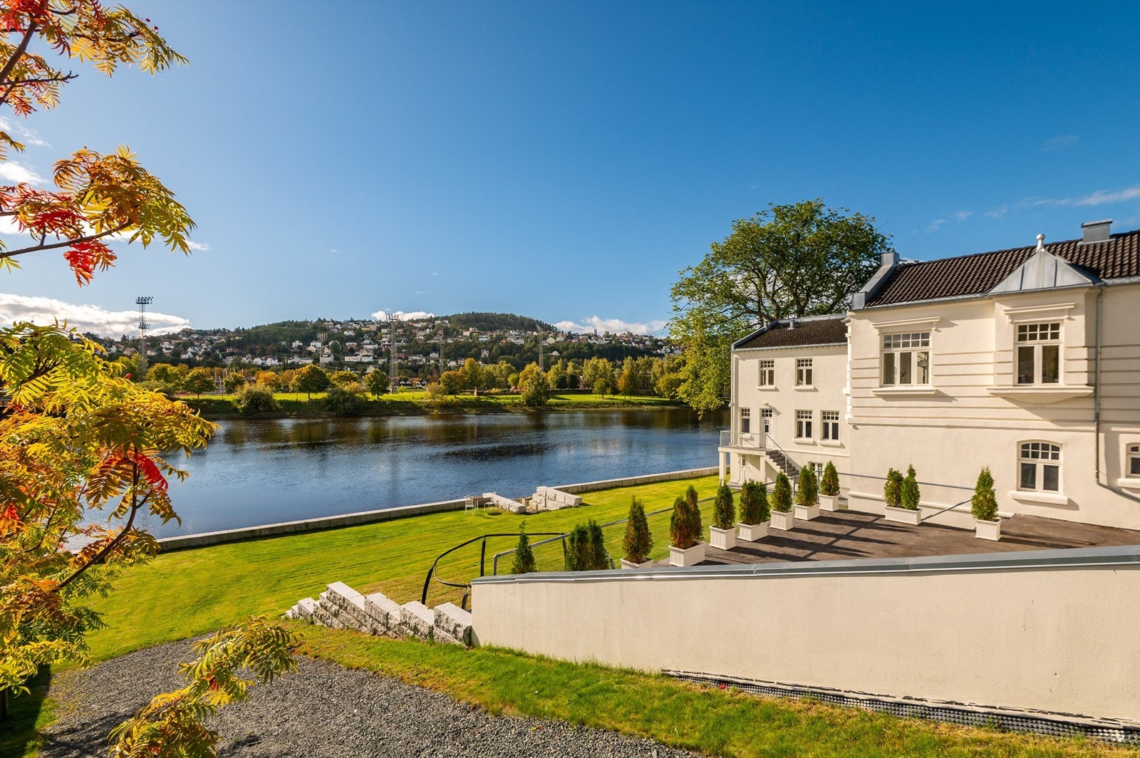 Boligen ligger majestetisk til langs elven, med et totalareal på 963 kvm. Galleribilde