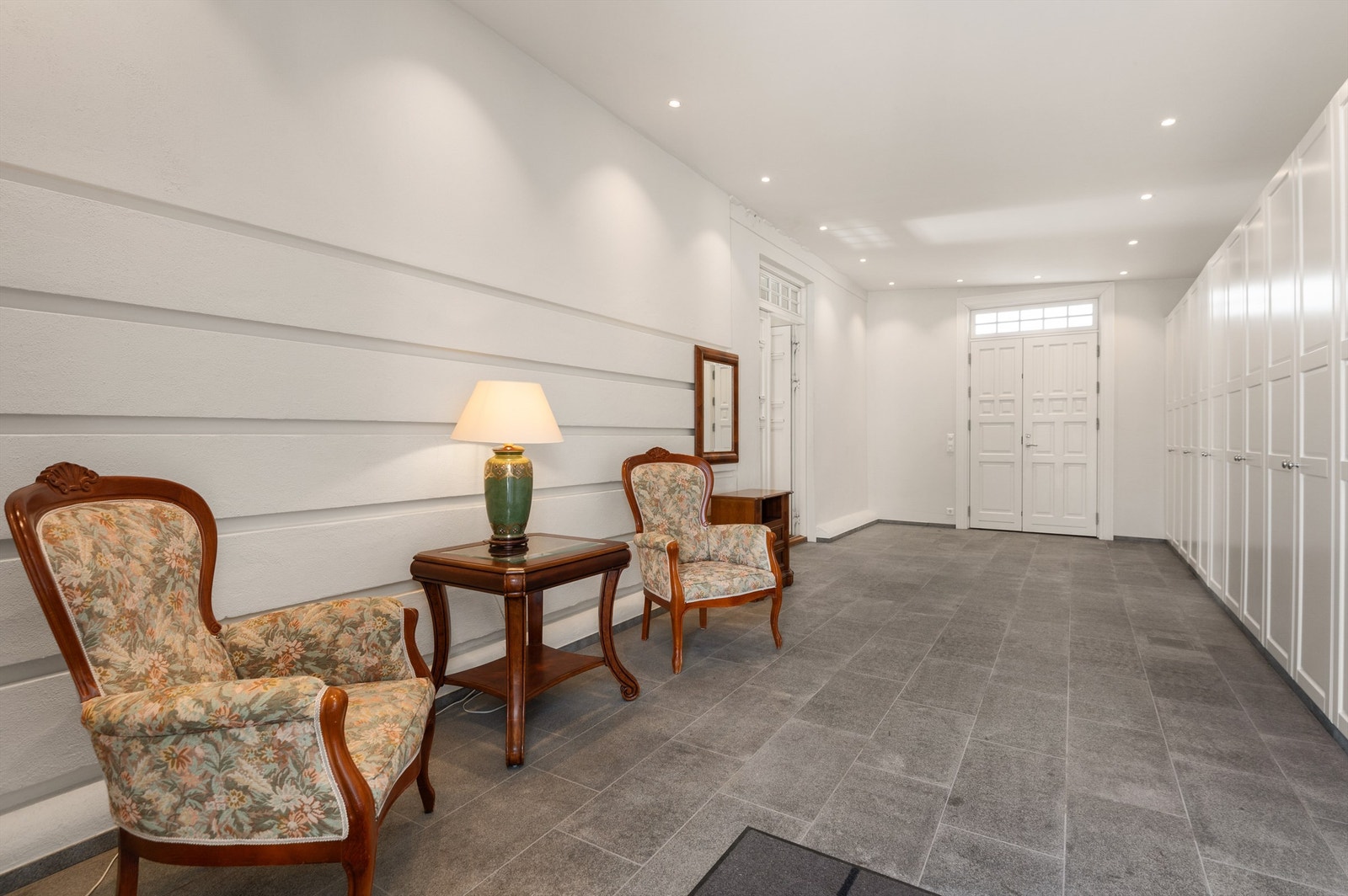 Entréen er oppført i senere tid, og det foreligger ikke opprinnelige tegninger. Galleribilde