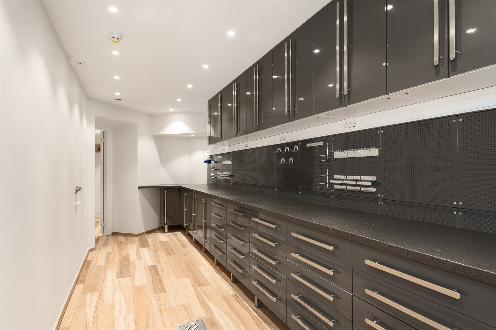 Kjelleretasjen er i sin helhet byggemeldt som kjellerareal og etasjen er i sin helhet ikke godkjent for varig opphold. Galleribilde