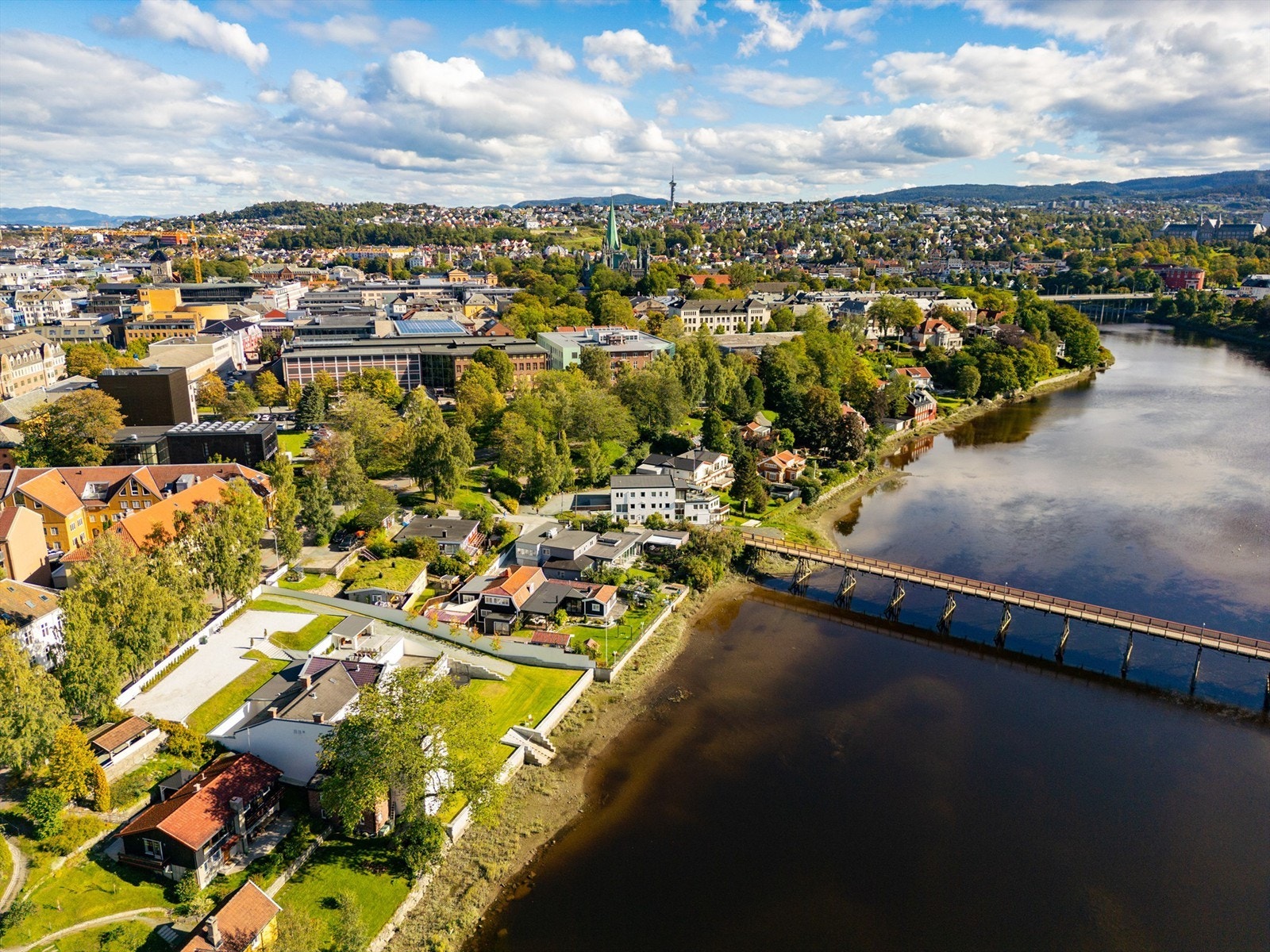 Oversiktsbilde mot bykjernen med både Nidarosdomen, Tyholttårnet og Festningen i siktet. Galleribilde