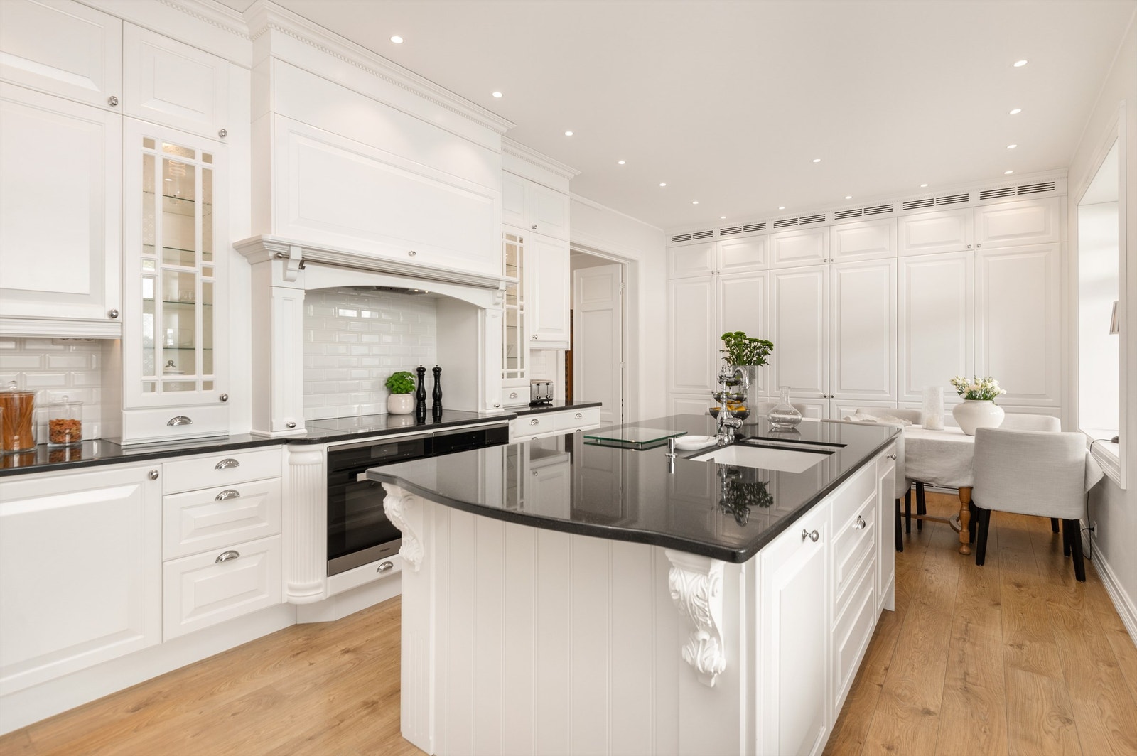 Det klassisk utformede kjøkkenrommet er utstyrt med blant annet to ovner, to dampovner, to oppvaskmaskiner, kaffemaskin, vinskap, fire kjøleskap og to frysere. Galleribilde