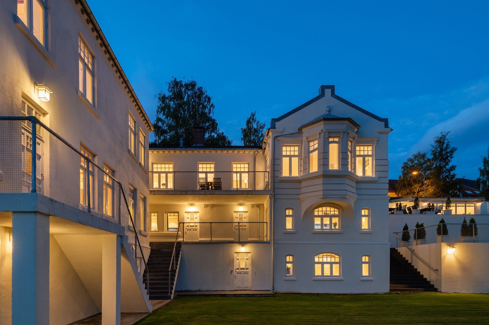 Arealet fordeler seg på tre store plan, og omfanget er rikt i både antall og type rom. Galleribilde