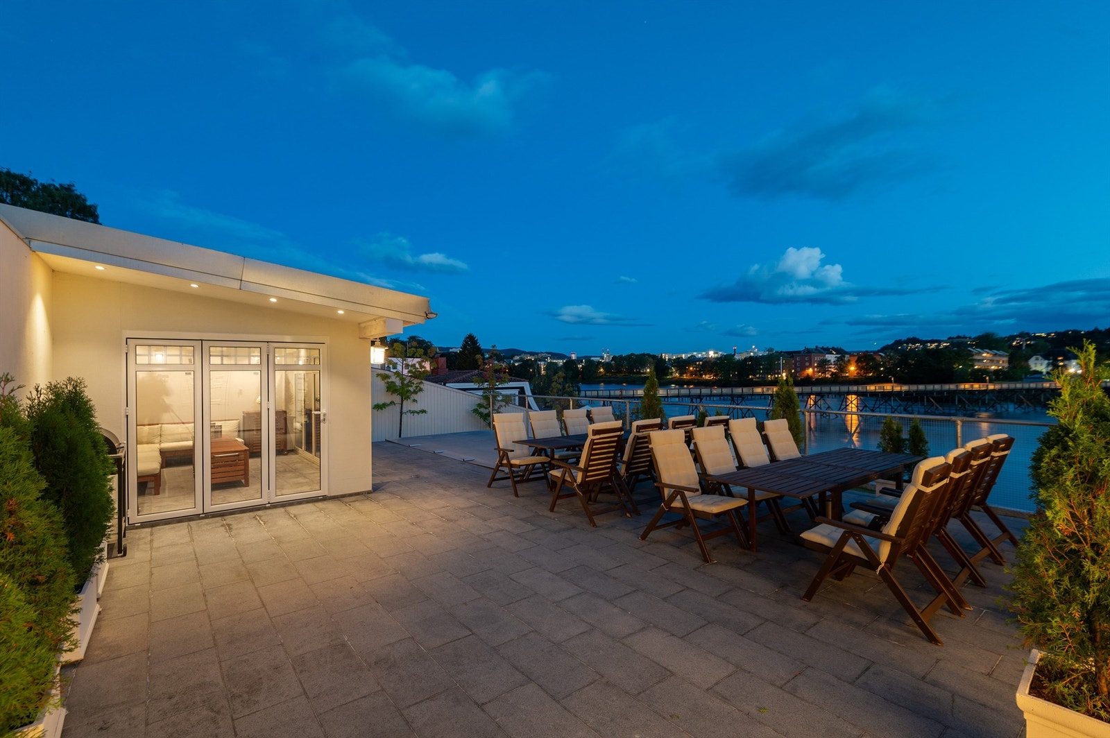 Beliggenhet og form gir skjerming og ro for både utvendige og innvendige omgivelser. Galleribilde