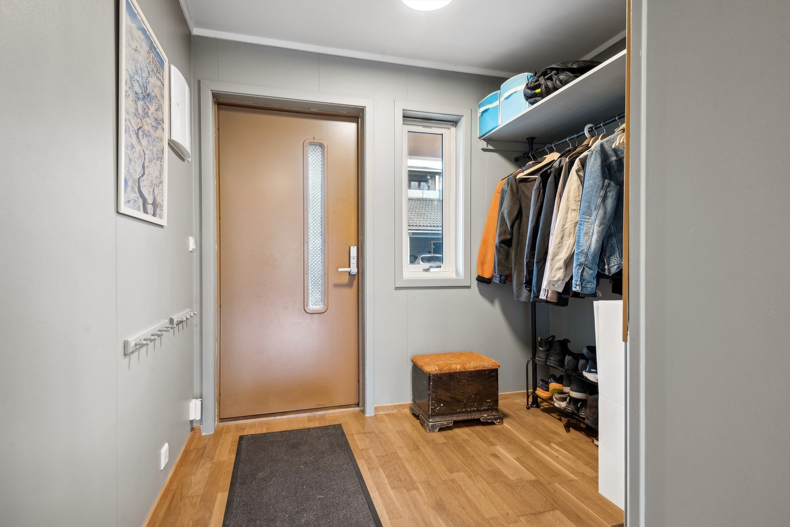 Her er det god plass til å henge fra seg yttertøy og sette fra seg sko. Galleribilde