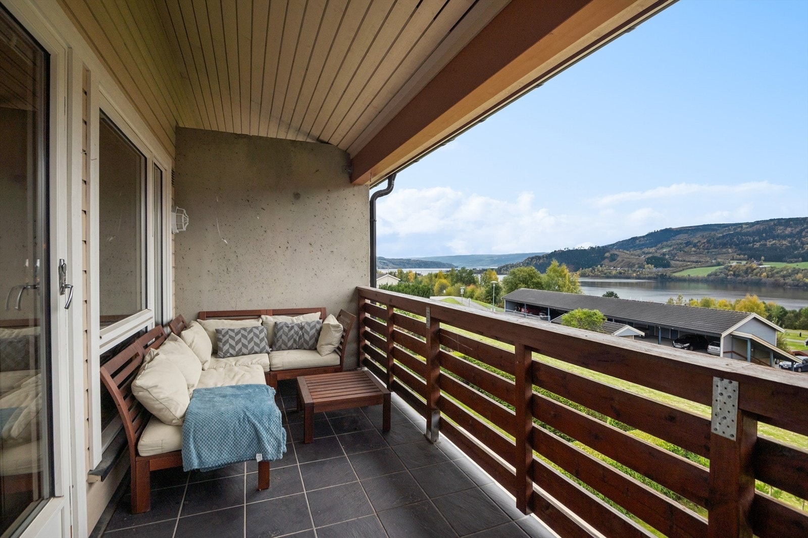 Nydelig utsikt over Lågen og omkringliggende landskap. Galleribilde