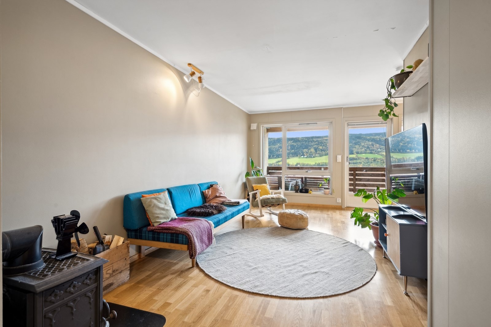 Stuen har store vindusflater som gir godt med lys inn i rommet. Galleribilde