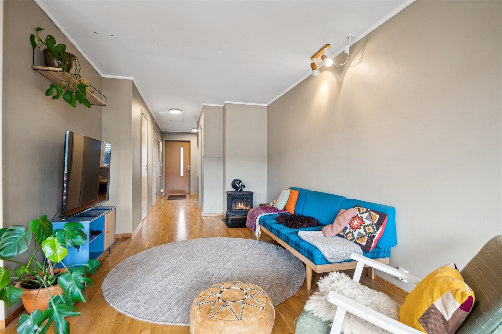 Lys og trivelig stue for koselige TV-kvelder. Vedon som gir lun og god varme på kalde vinterdager. Galleribilde