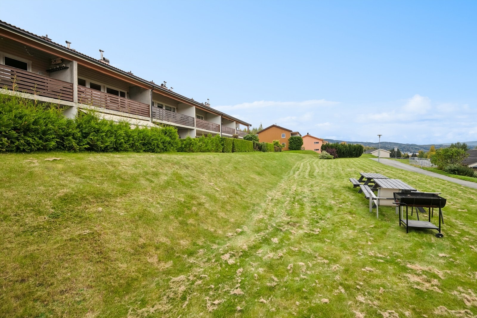 Attraktivt, rolig og barnevennlig boligområde, kun 2,5 km unna Lillehammer sentrum. Felles plenarealer for borettslaget. Galleribilde