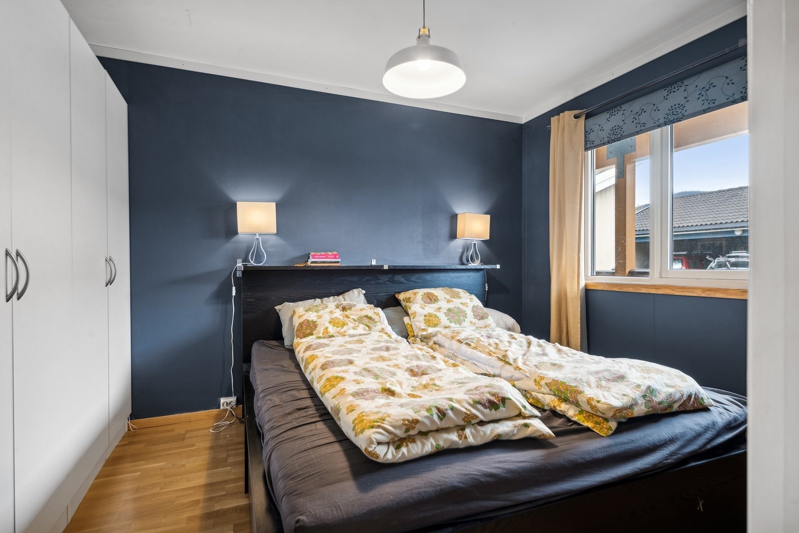 Soverom med god garderobeplass. Galleribilde