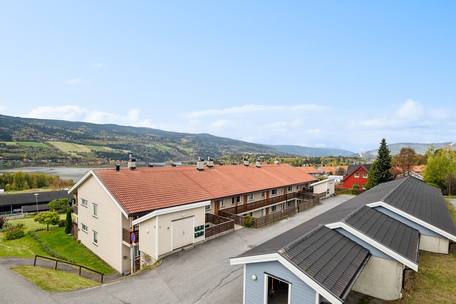 Leiligheten ligger i et etablert boligområde med fin utsikt og solgang. Galleribilde