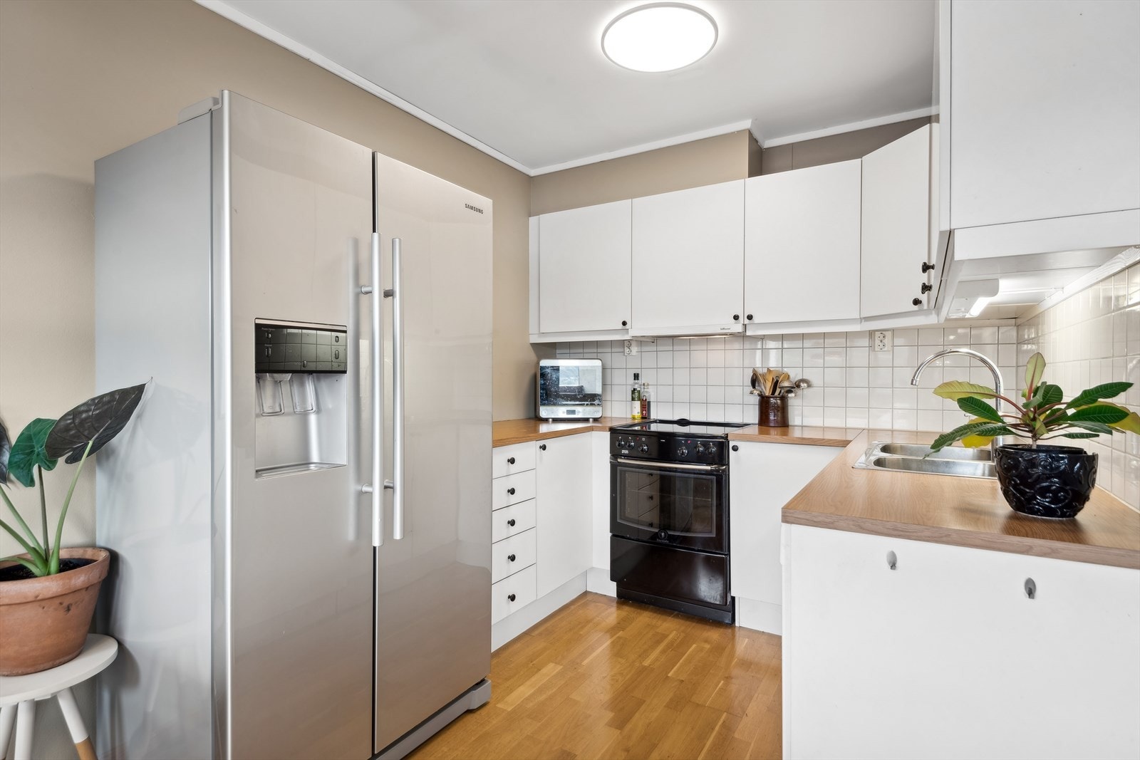 Kjøkkenet har innredning med glatte fronter. Benkeplate av laminat. Godt med skap- og benkeplass. Galleribilde