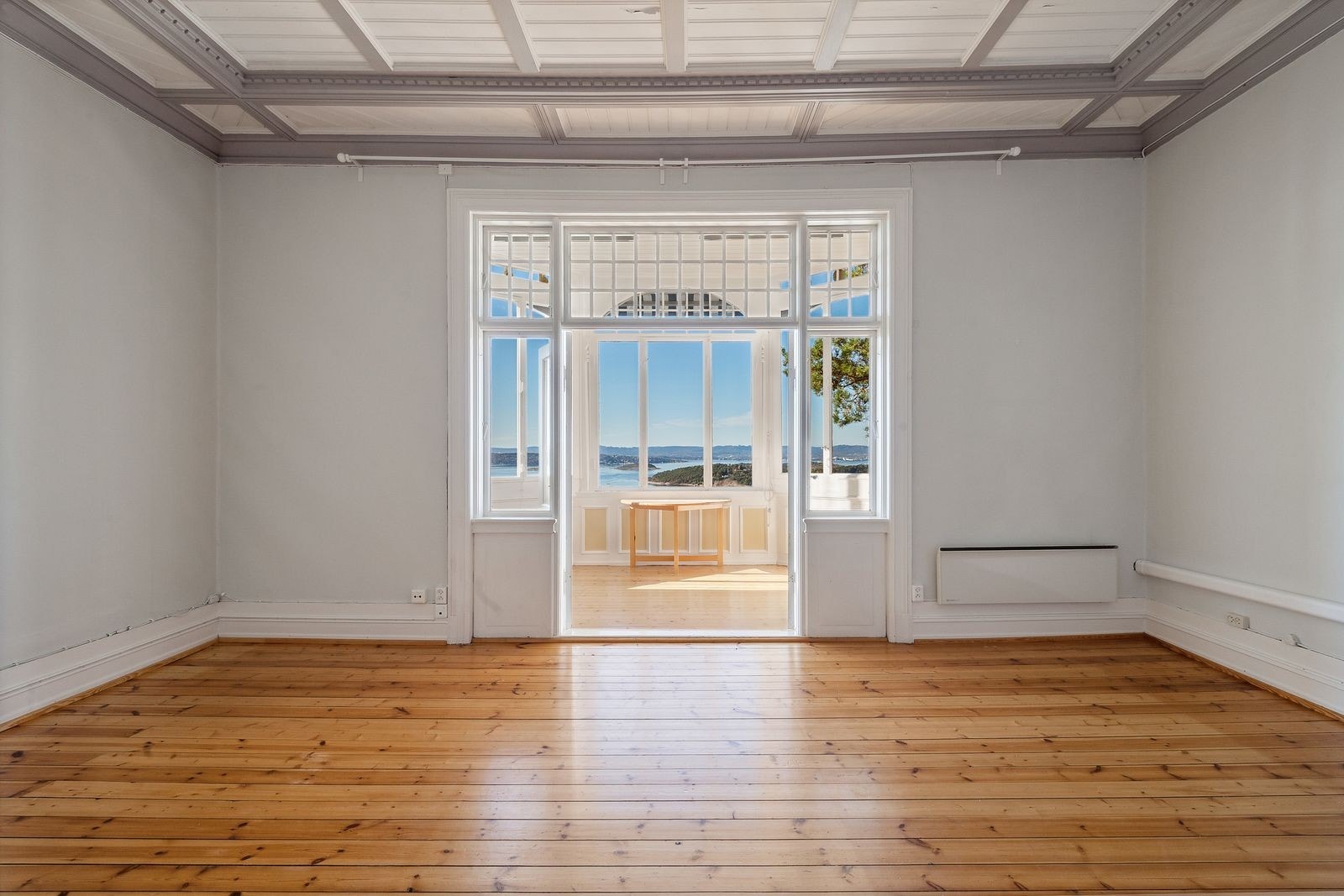 Stuen har direkte utgang til sommerstuen, med lysinnslipp og utsikt som skaper en lun atmosfære. Galleribilde