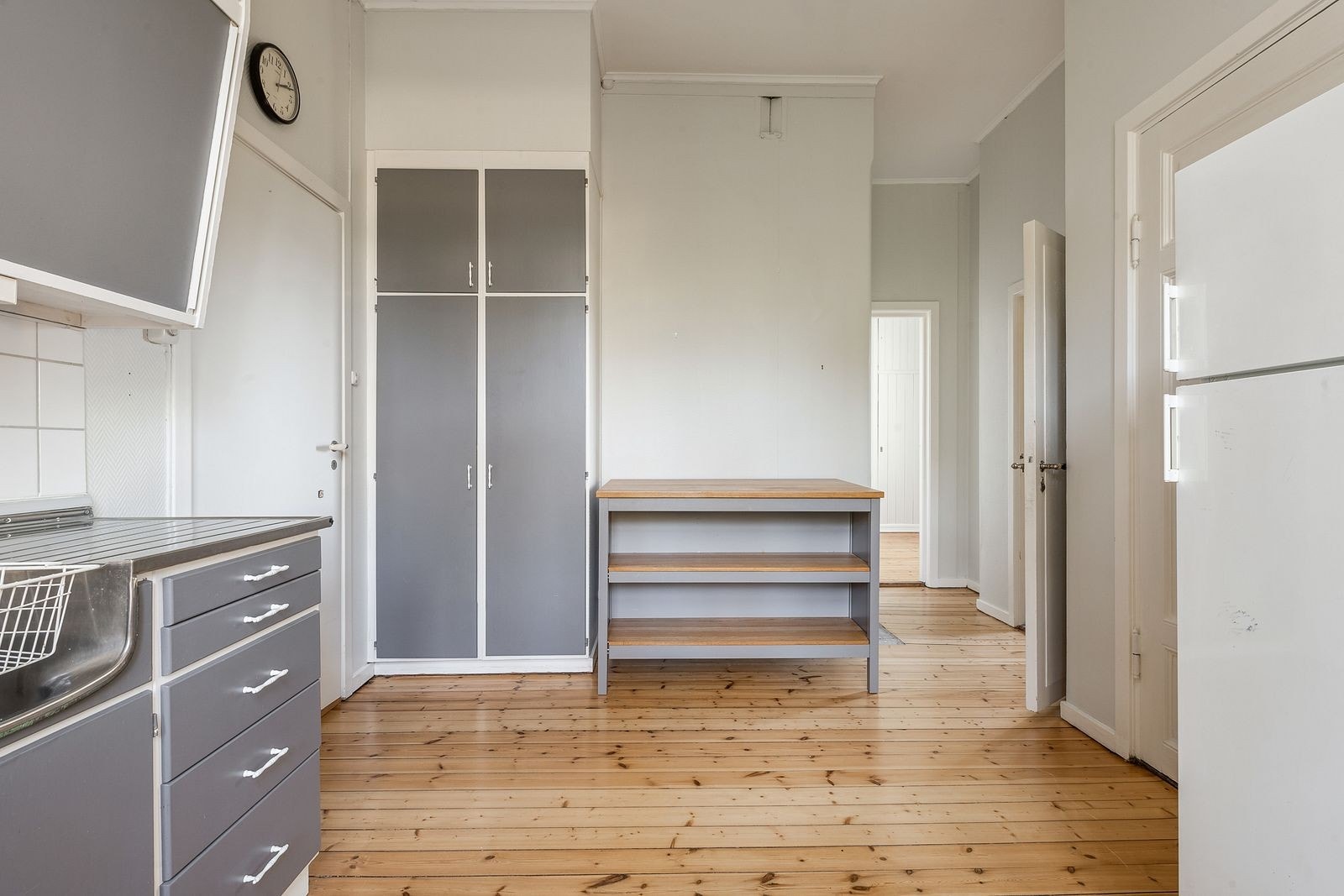 Det praktiske kjøkkenet inkluderer rikelig med skapplass og et separat spiskammer. Galleribilde