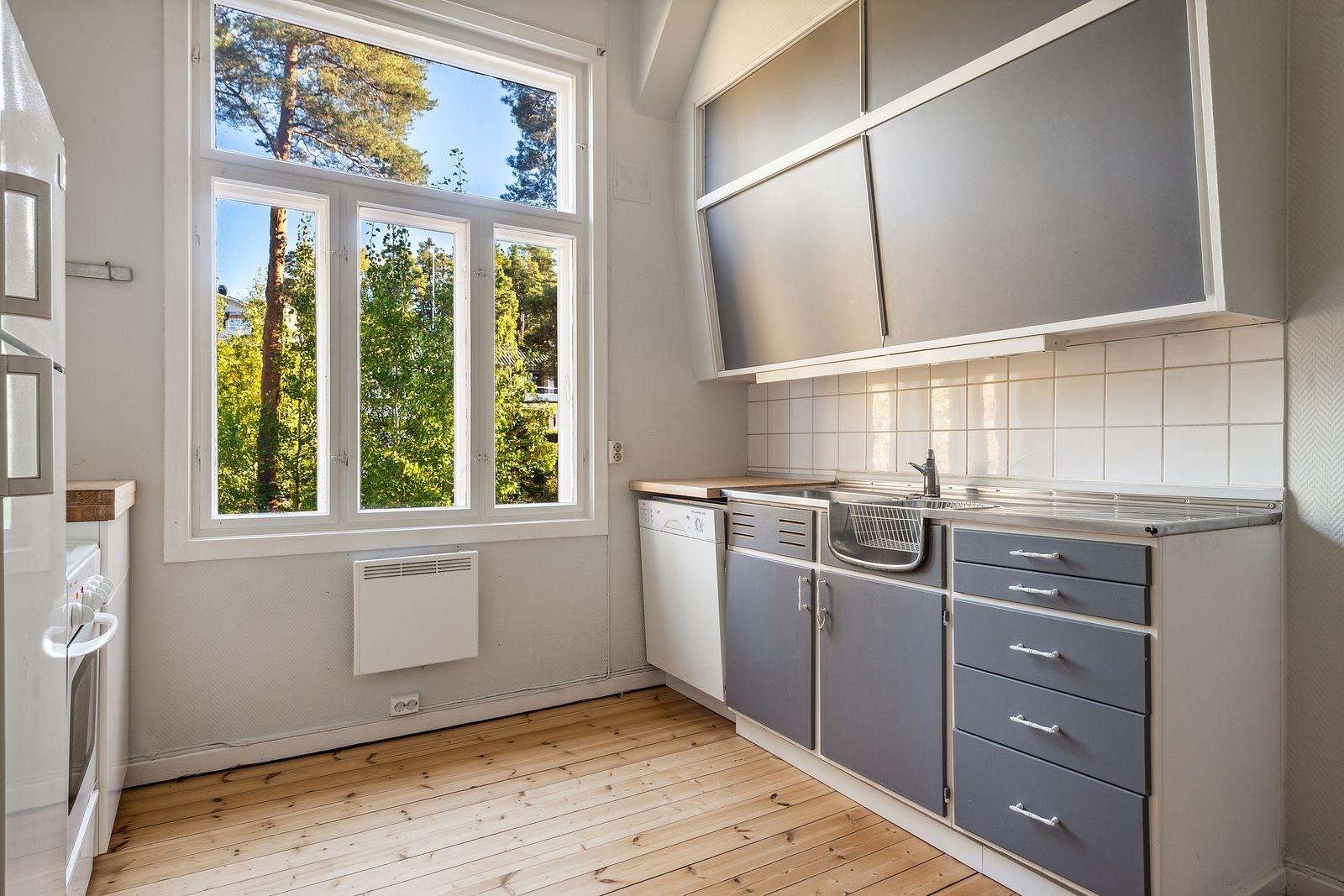 Romslig og funksjonelt kjøkken – med god plass til matlaging. Galleribilde