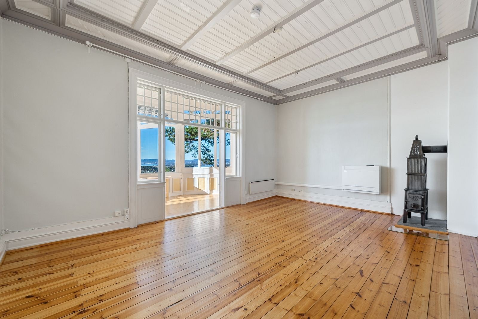 Romslig stue med peis og varmepumpe – komfort året rundt. Galleribilde