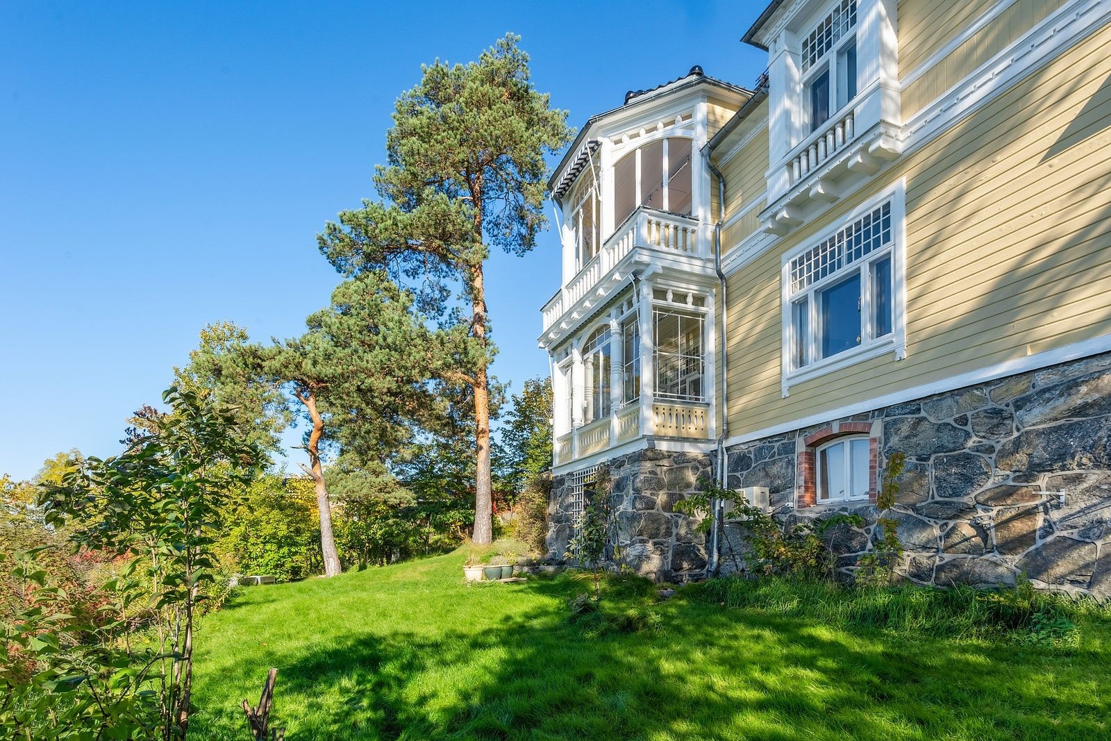 Fasade av Solveien 121 – en romslig leilighet i et veletablert villaområde på Nordstrand. Galleribilde