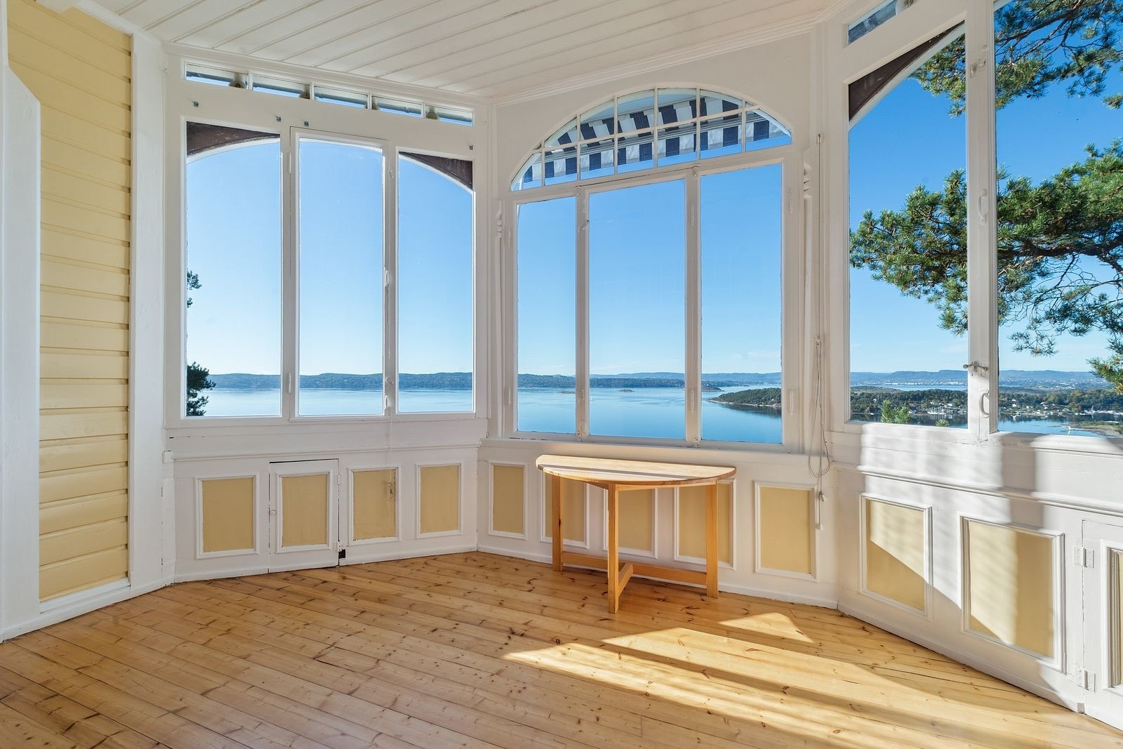 Sommerstuen gir ekstra plass til avslapning med fantastisk utsikt. Galleribilde