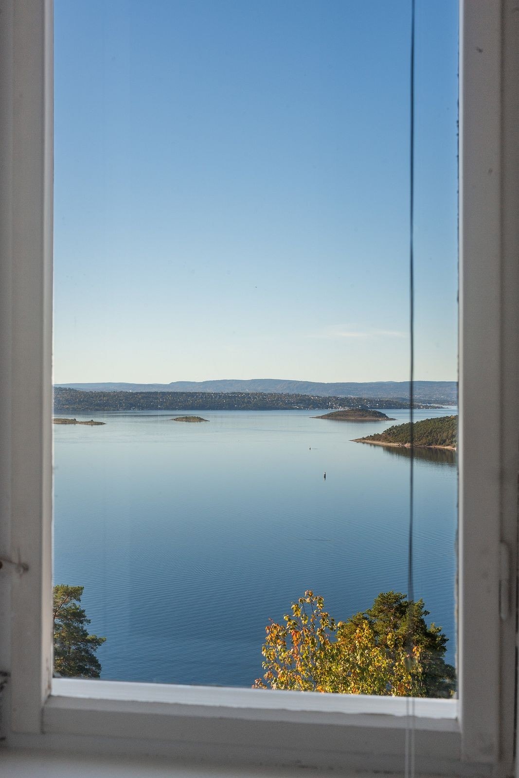 Flott utsikt over fjorden fra soverommet. Galleribilde