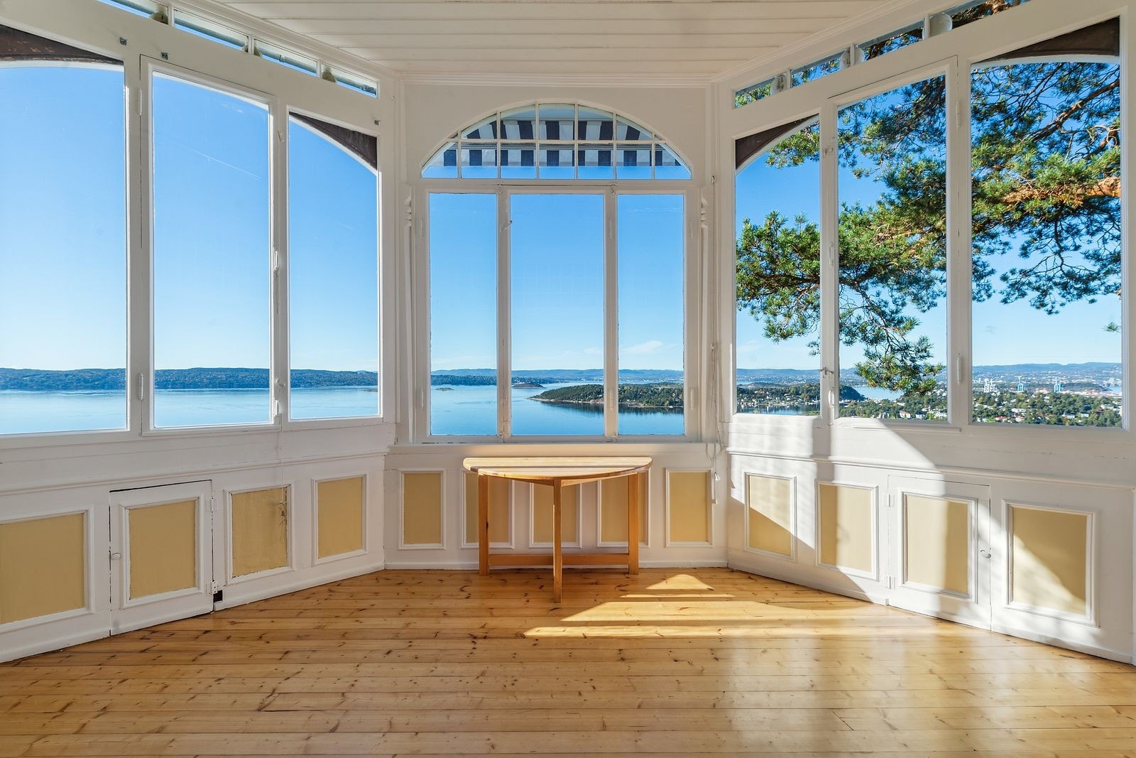 Lys og trivelig sommerstue med direkte utgang fra stuen – perfekt for å nyte lange sommerdager. Galleribilde