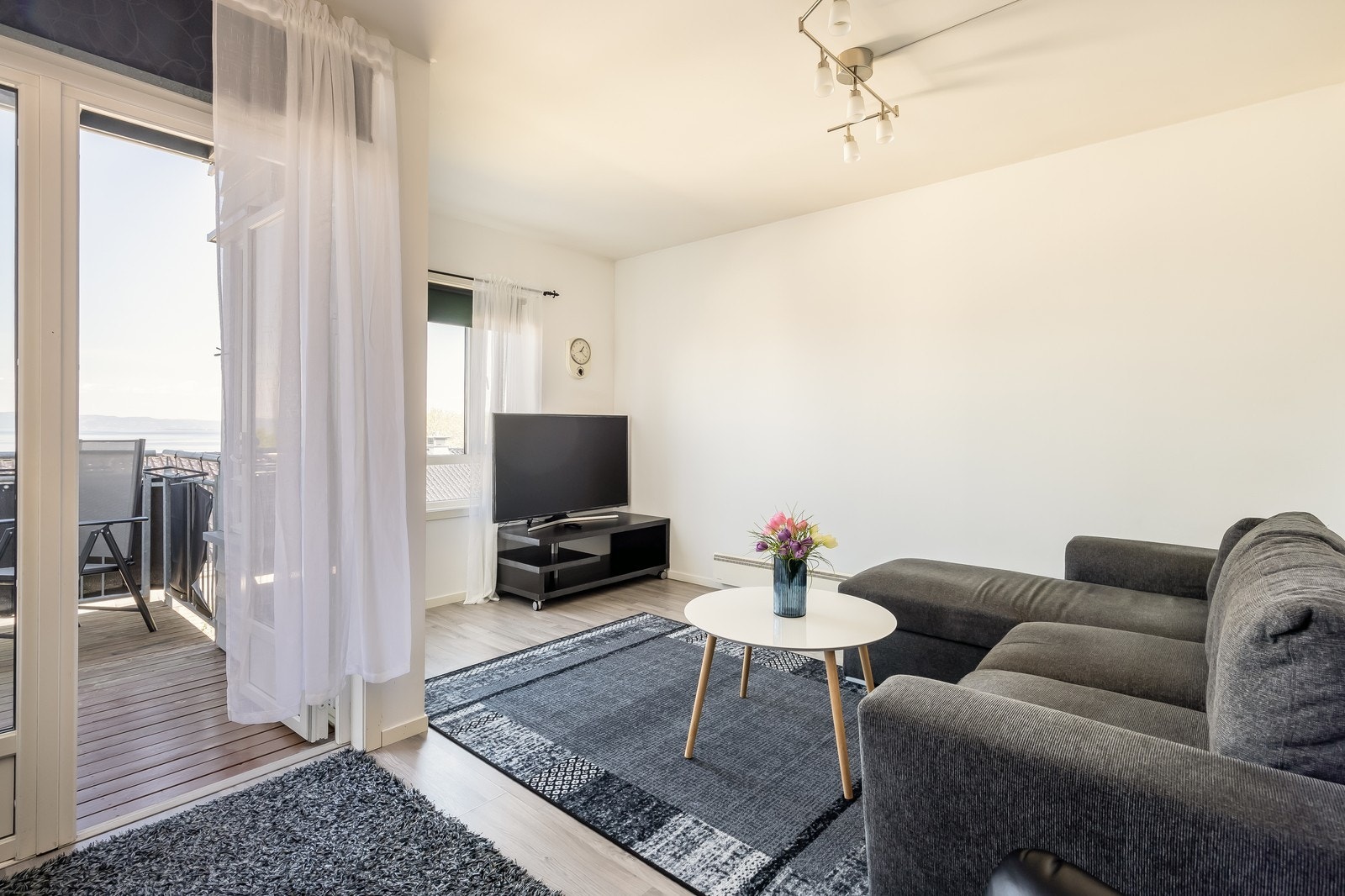 Leiligheten leies ut møblert, med kabel-TV og internett inkludert i leien. Galleribilde