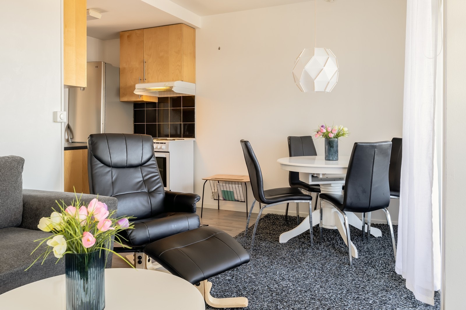 Plass til egen spisegruppe ved utgang til balkong. Galleribilde