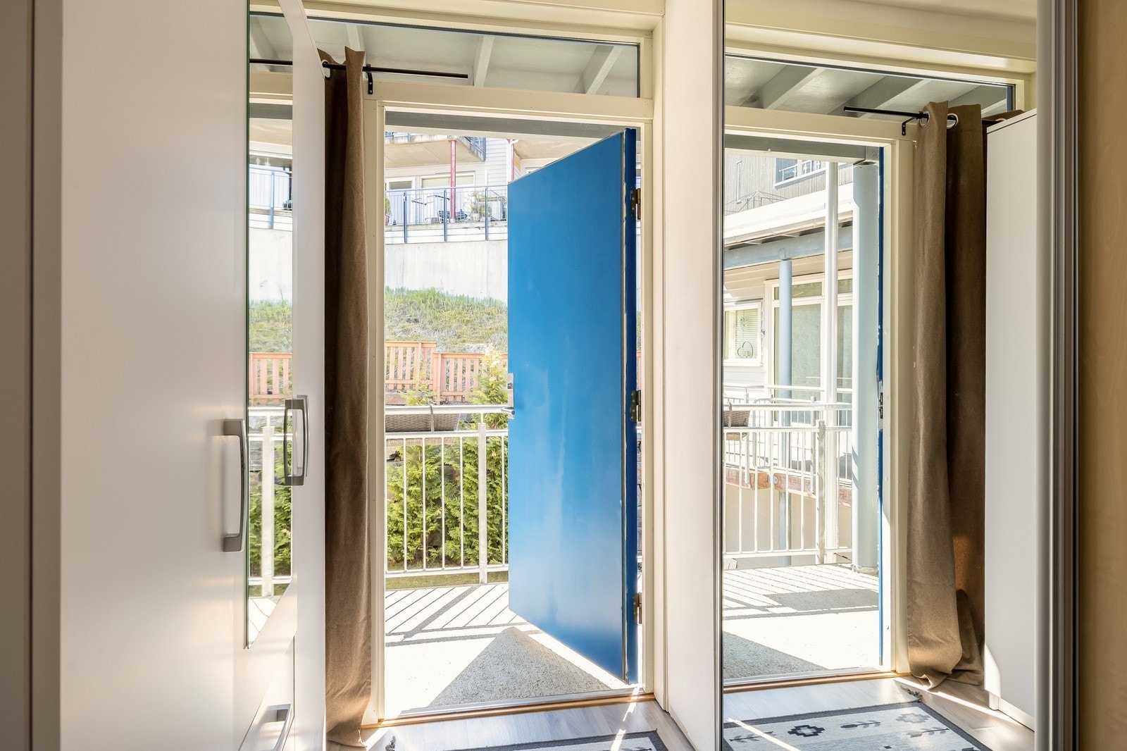 Entré har både skyvedørsgarderobe og frittstående garderobeskap. Galleribilde