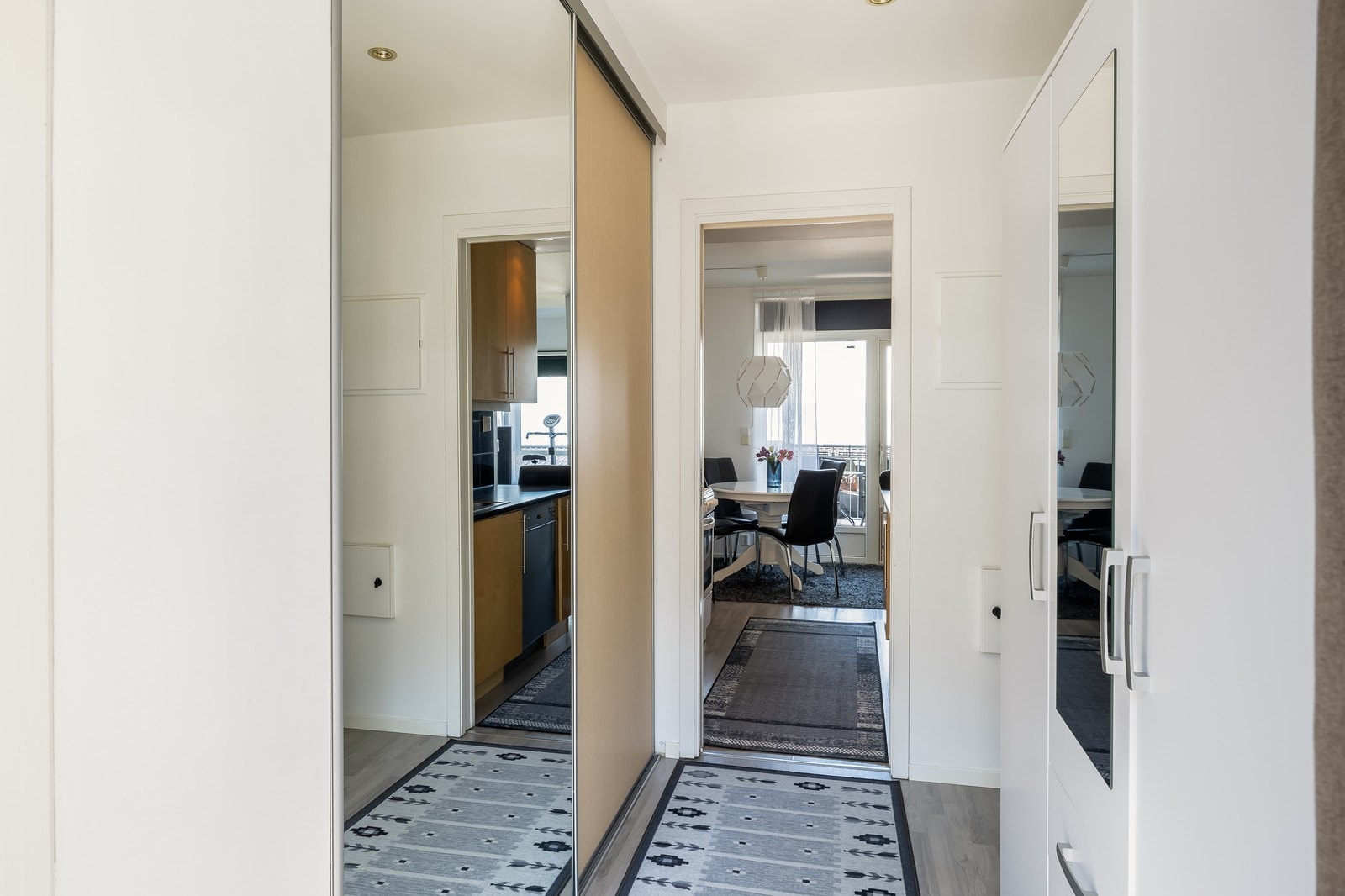 Entré med praktisk og romslig kyvedørsgarderobe Galleribilde