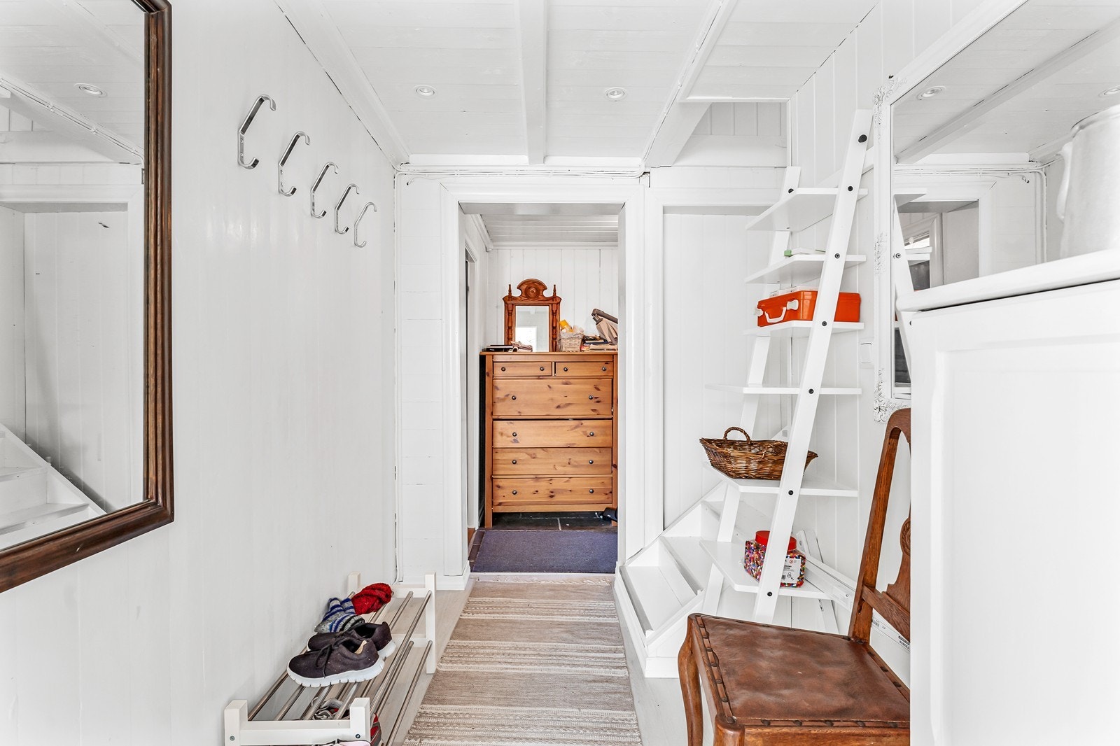 Gangen har plass til å henge fra seg yttertøy og sette fra seg sko. Galleribilde
