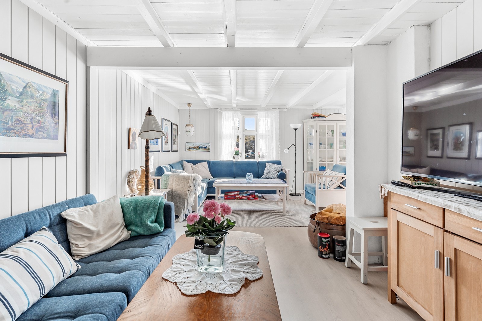 Stuen har malte vegger med laminat på gulv. Galleribilde