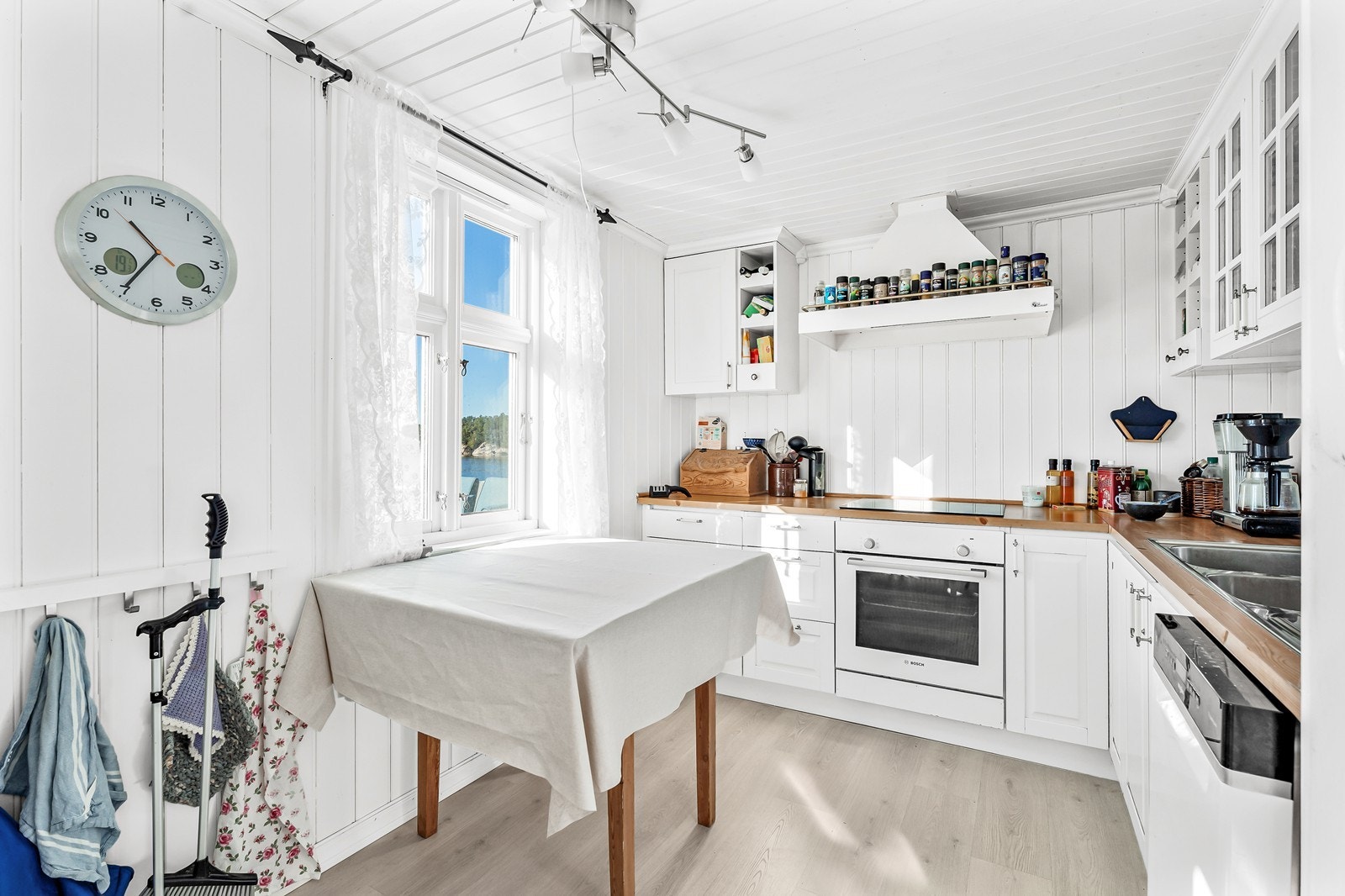 Kjøkkenet har hvite profilerte fronter og benkeplate i laminat. Galleribilde