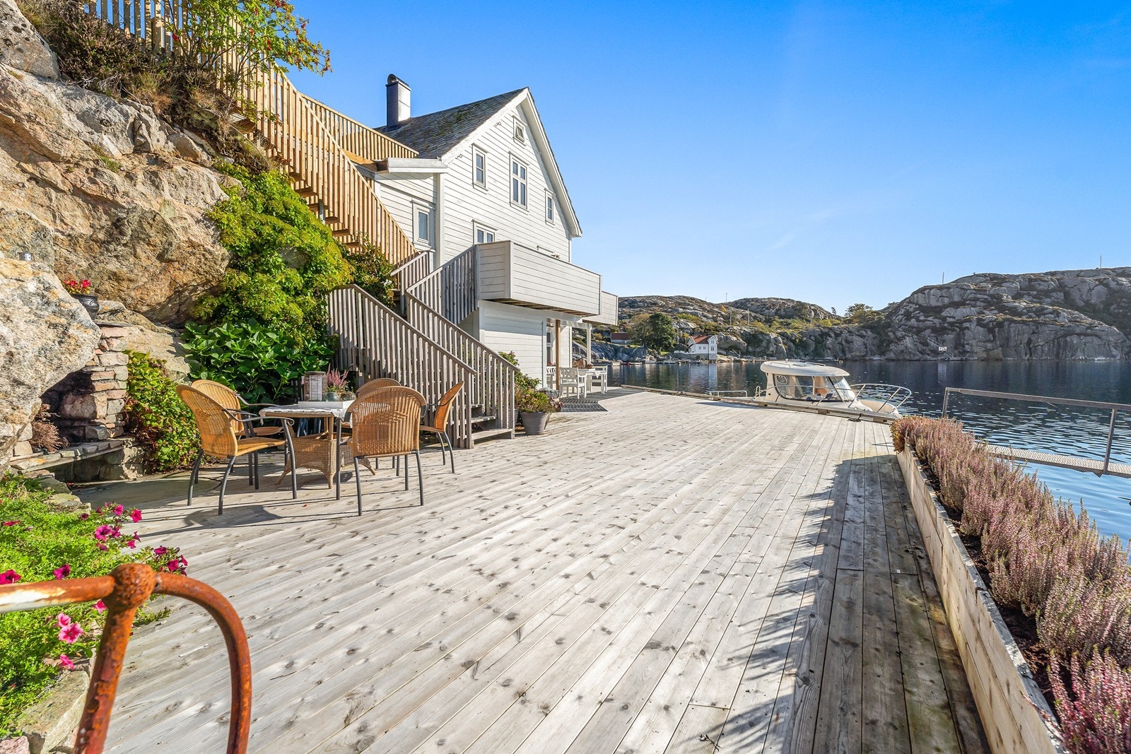 Eiendommen har ellers en svært solrik beliggenhet, med flere fine uteplasser. Galleribilde