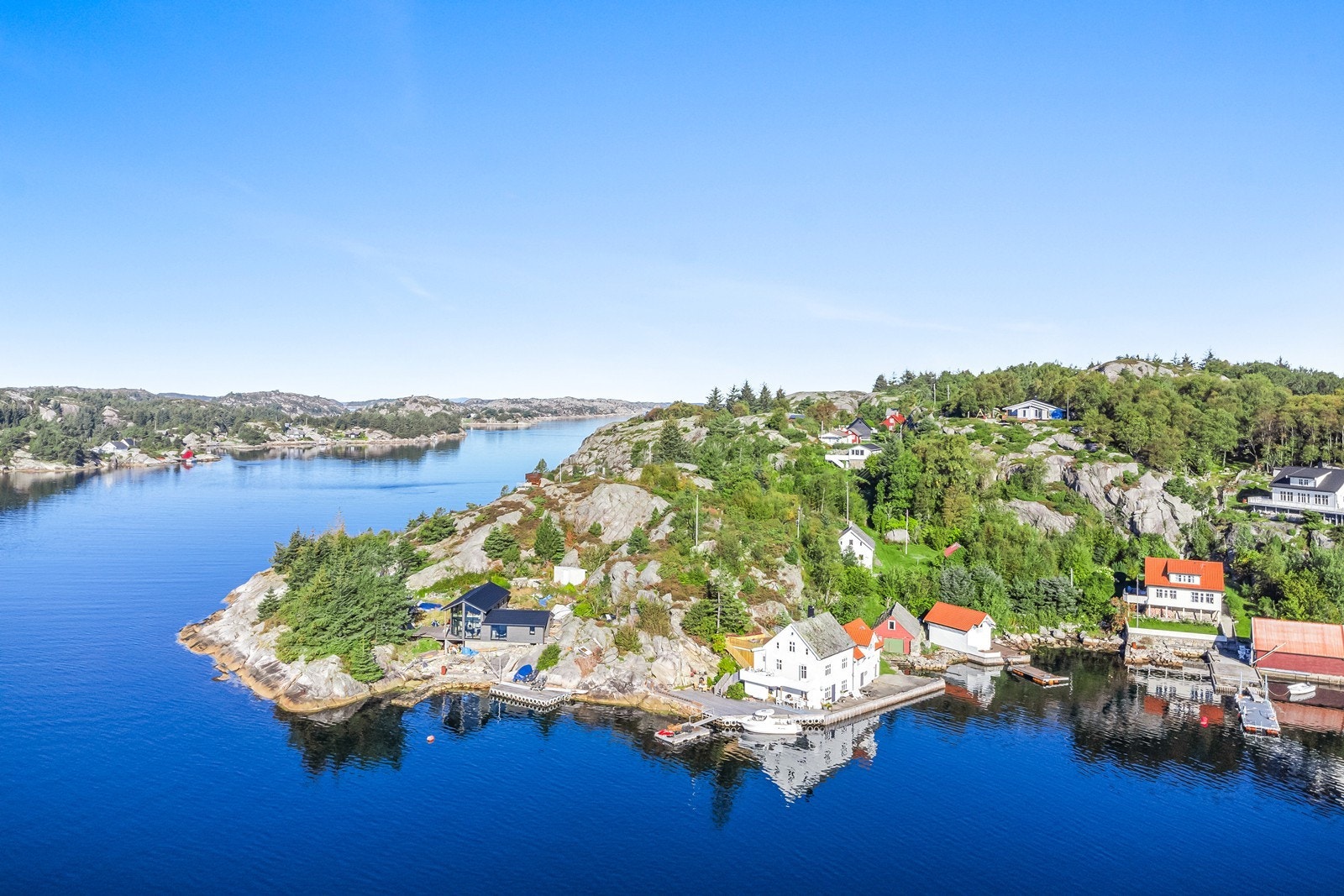 Her kan man leve hyttedrømmen kun kort vei med båt fra fastlands Fitjar. Galleribilde