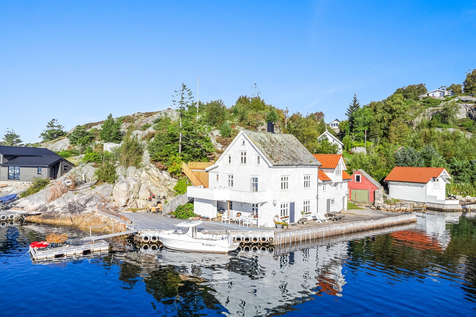 Velkommen til denne sjarmerende og idyllisk beliggende hytten på øya Ålforo i Hatlevik! Galleribilde