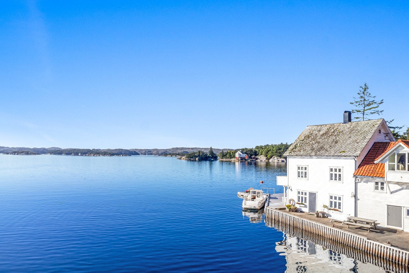 Hytten har en idyllisk beliggenhet helt i sjøkanten på Ålforo, kort vei med båt fra fastlands Fitjar. Galleribilde