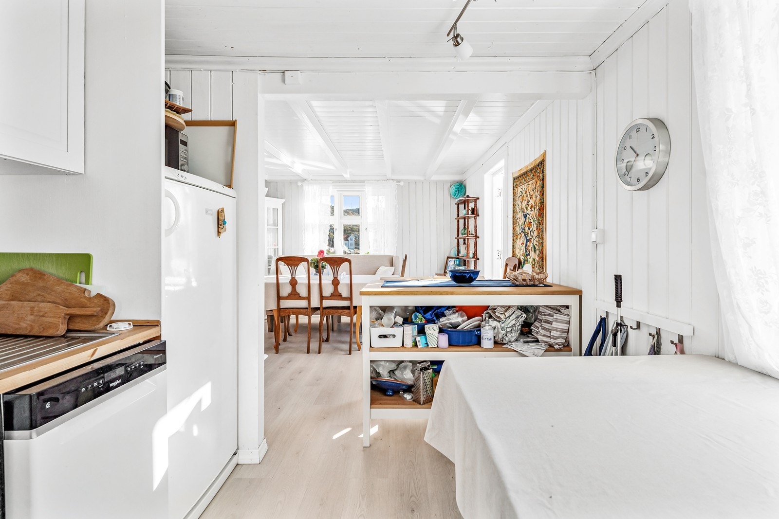 Integrert koketopp og steikeovn, samt plass til frittstående oppvaskmaskin. Galleribilde