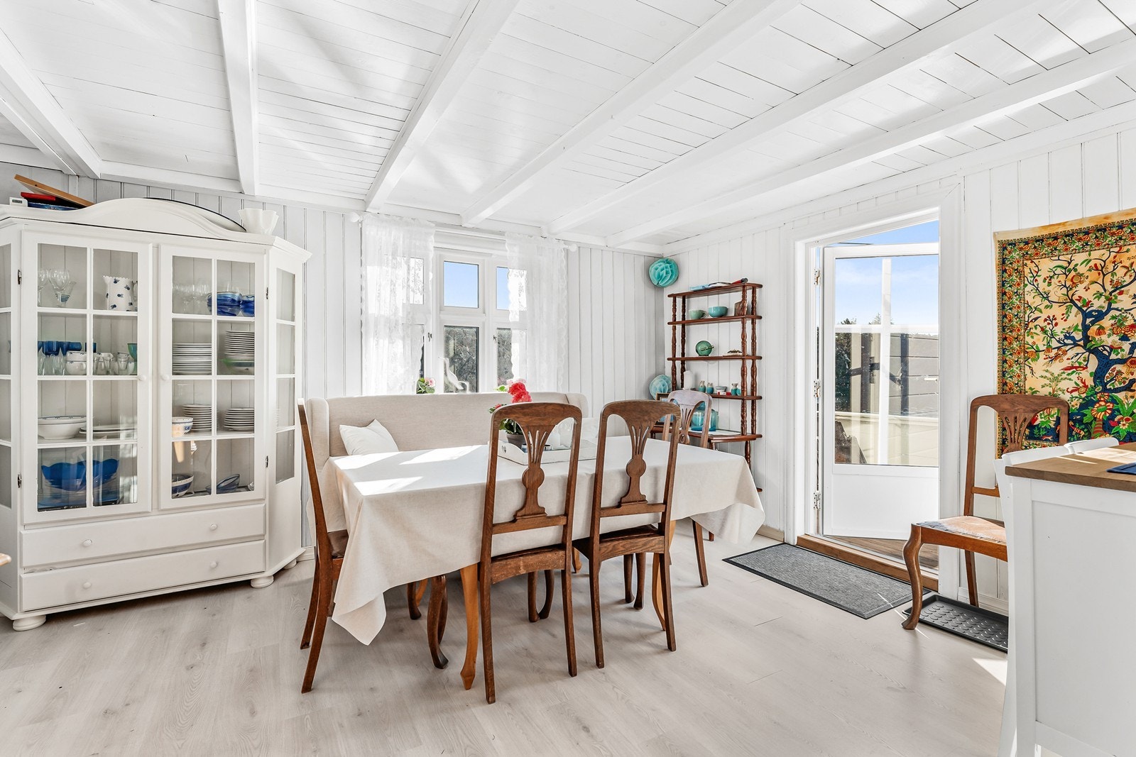 Fra stuen/kjøkken er det utgang til stor terrasse. Galleribilde