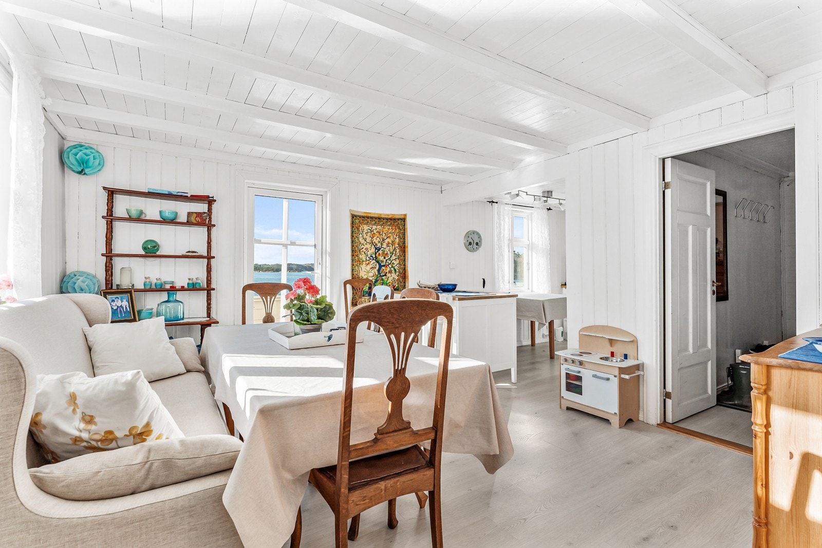 Her er det gode vindusflater som rammer inn den herlige utsikten. Galleribilde