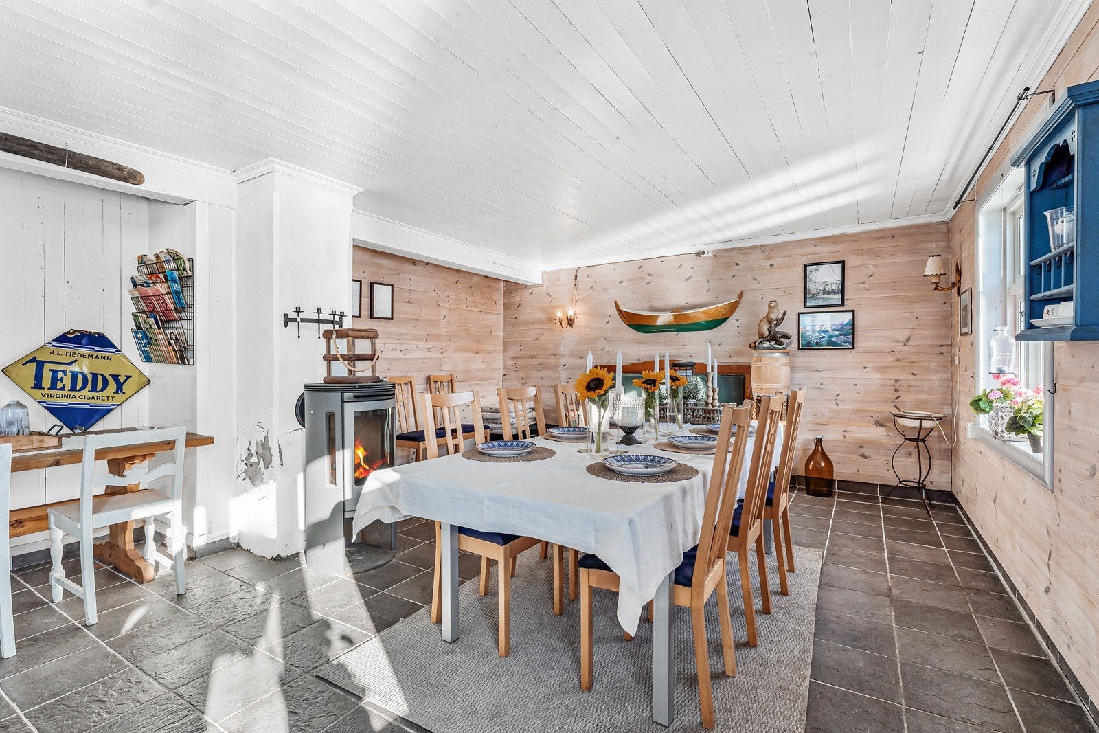 Oppholdsrommet har fliser på gulv og blir i dag brukt som et samlingsrom med god plass til å invitere familie og venner, naboer og bekjente. Galleribilde