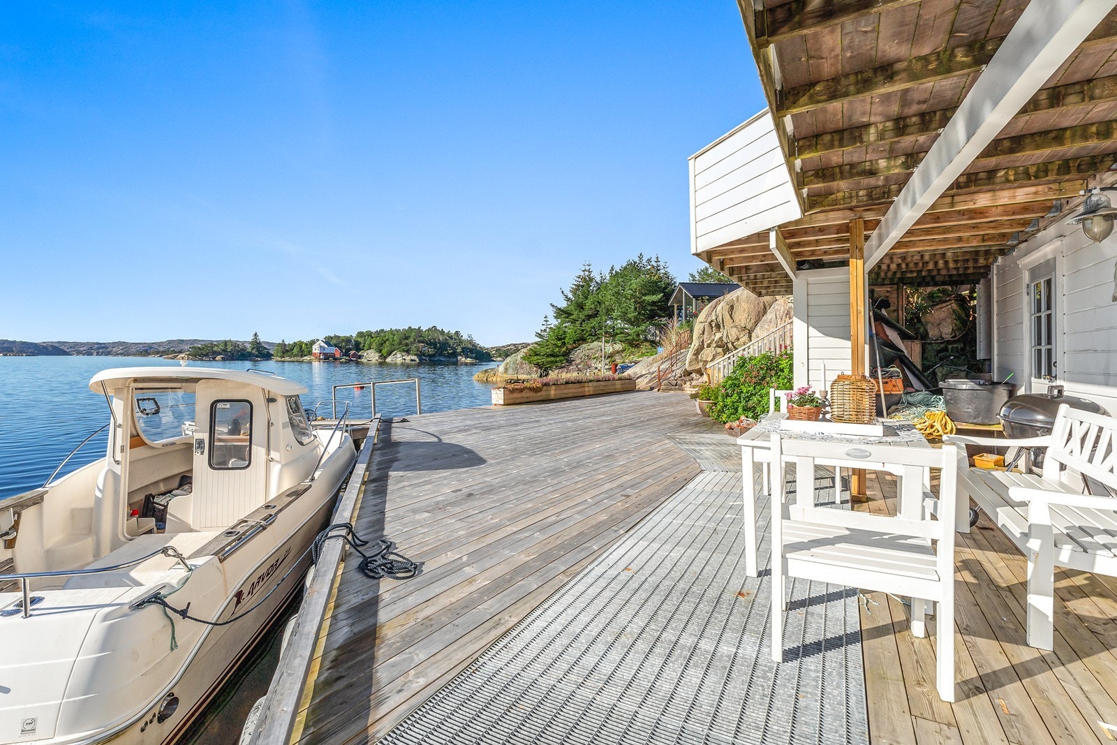 I 1. etasje er det stor terrasse med brygge og kai. Galleribilde