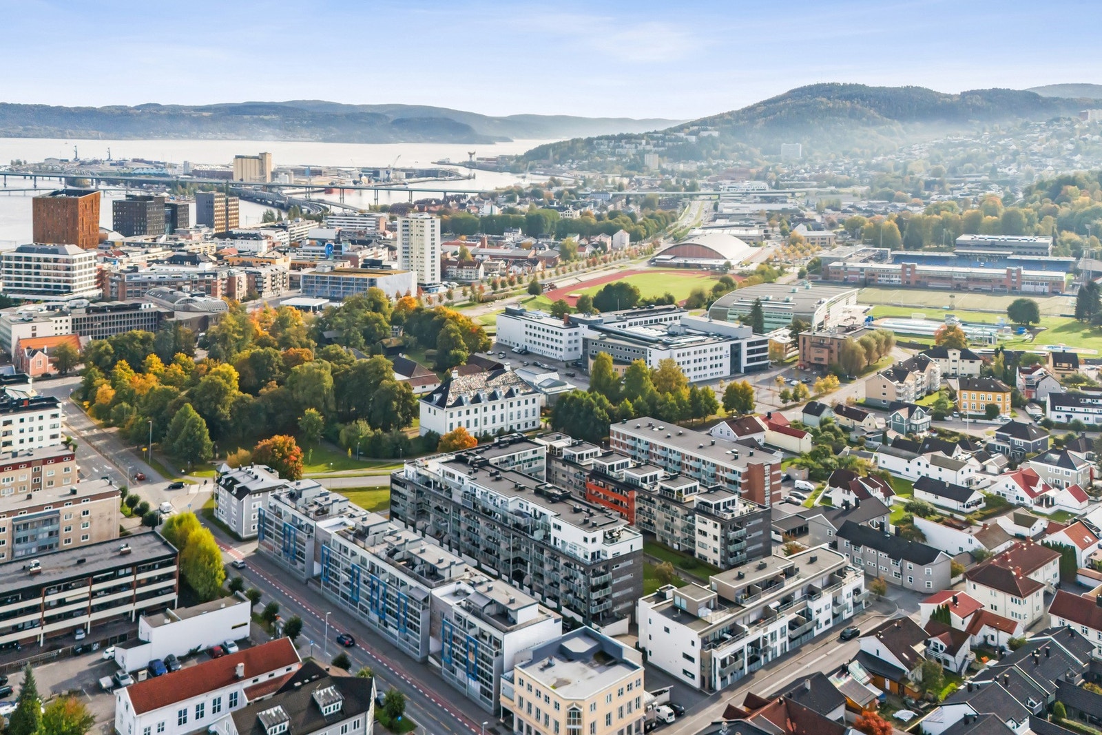 Kort gangavstand til Marienlyst med fotballbaner, kunstisbane om vinteren, friidrettsbane, treningsstudio, badeanlegg og idrettshall Galleribilde